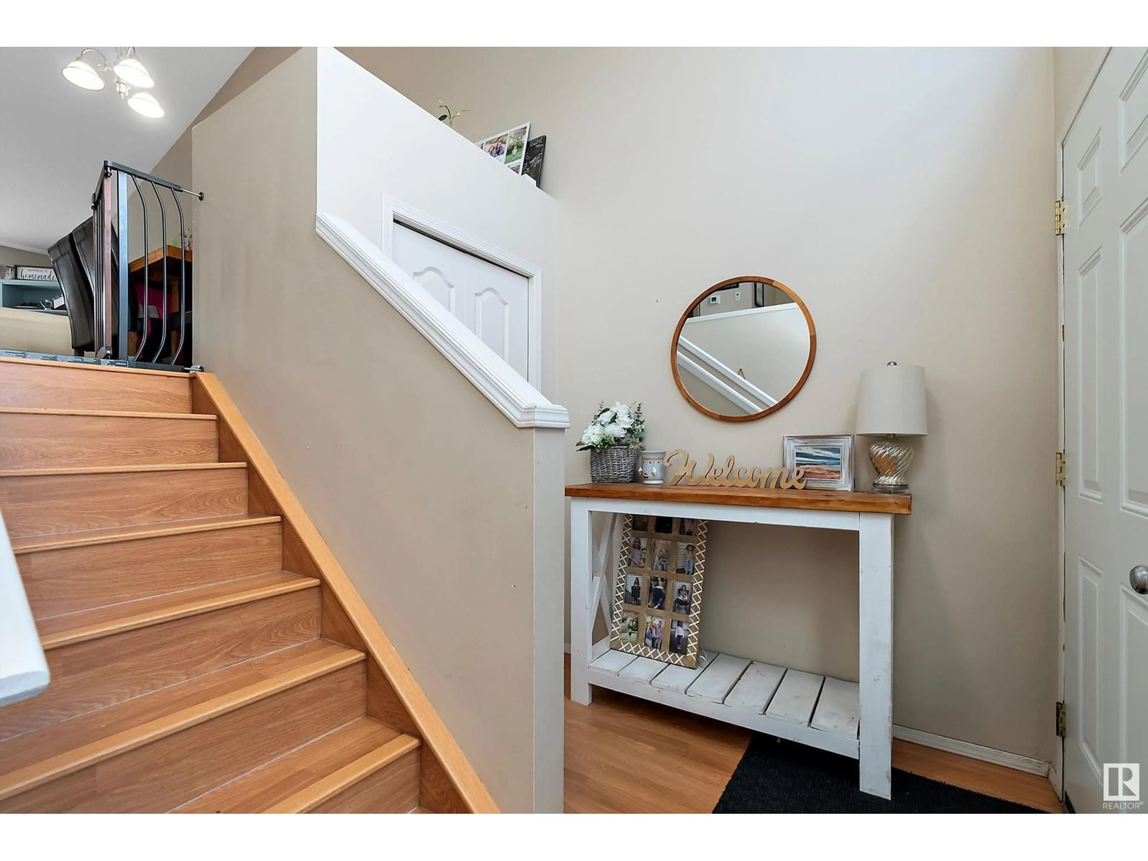 Indoor entryway for 15704 141 ST NW, Edmonton Alberta T6V1T2