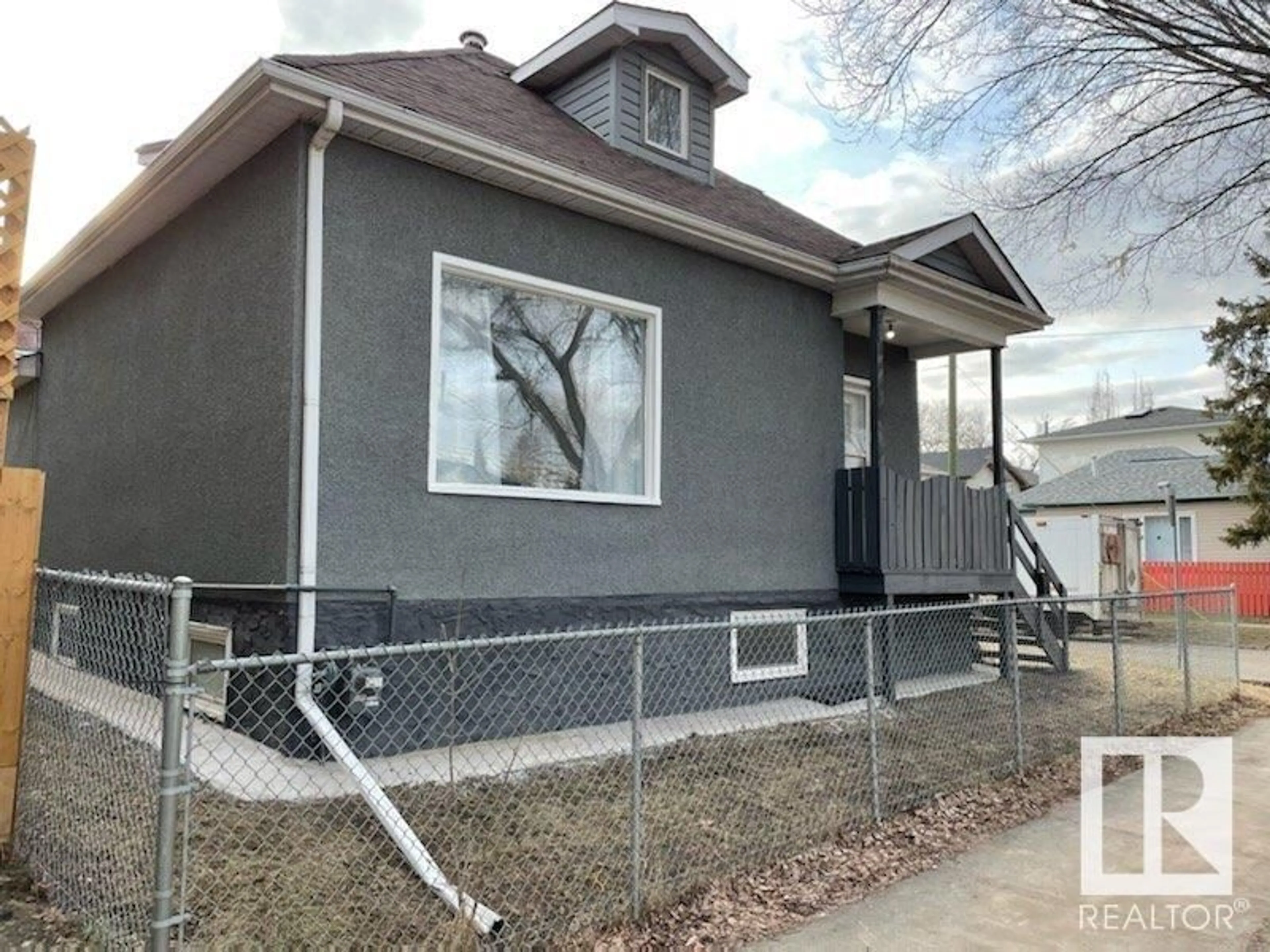 Frontside or backside of a home for 10868 92 ST NW, Edmonton Alberta T5H1V8