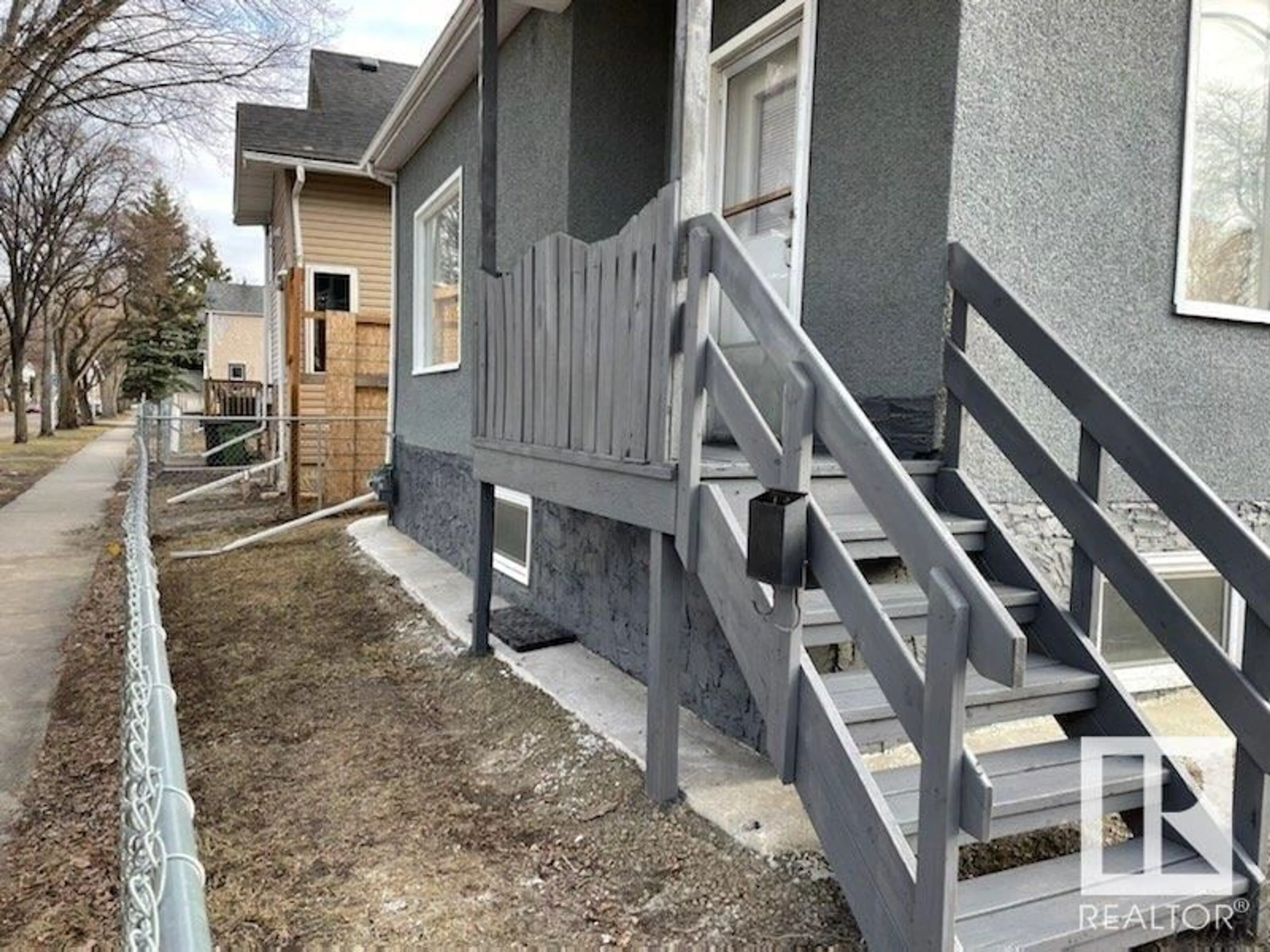 Frontside or backside of a home for 10868 92 ST NW, Edmonton Alberta T5H1V8