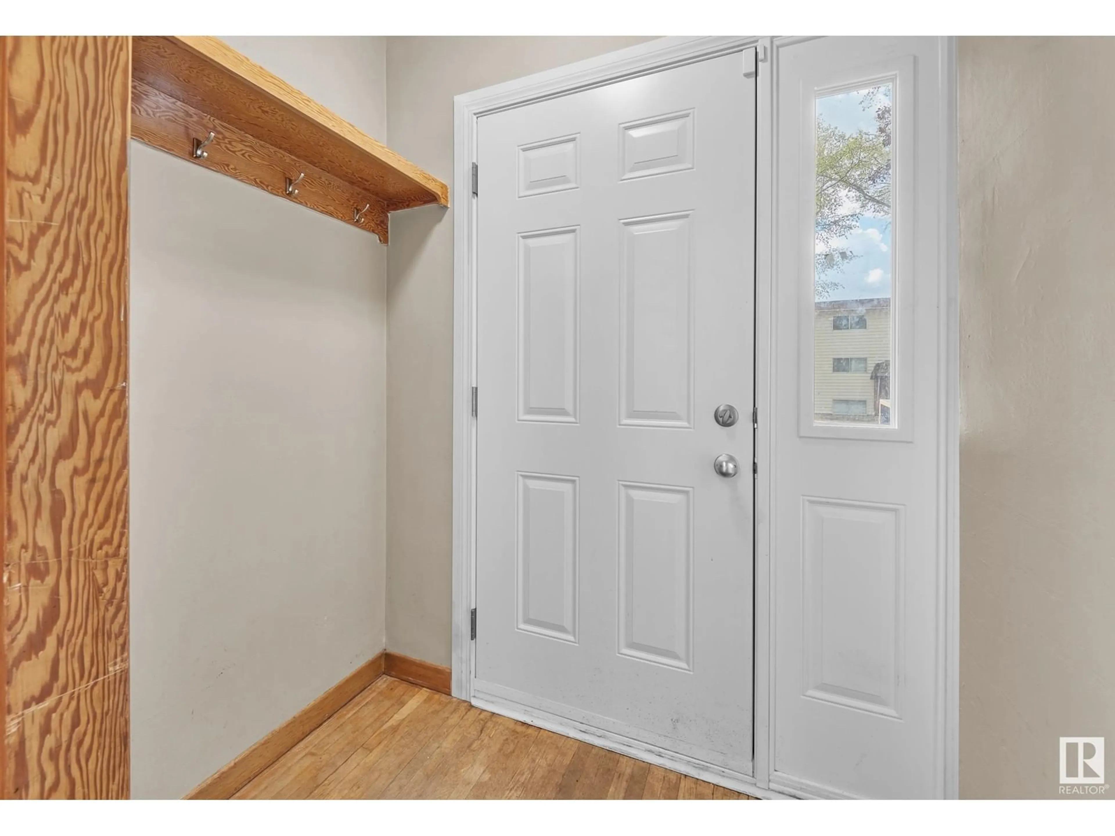 Indoor entryway for 10504 78 AV NW, Edmonton Alberta T6E1P4