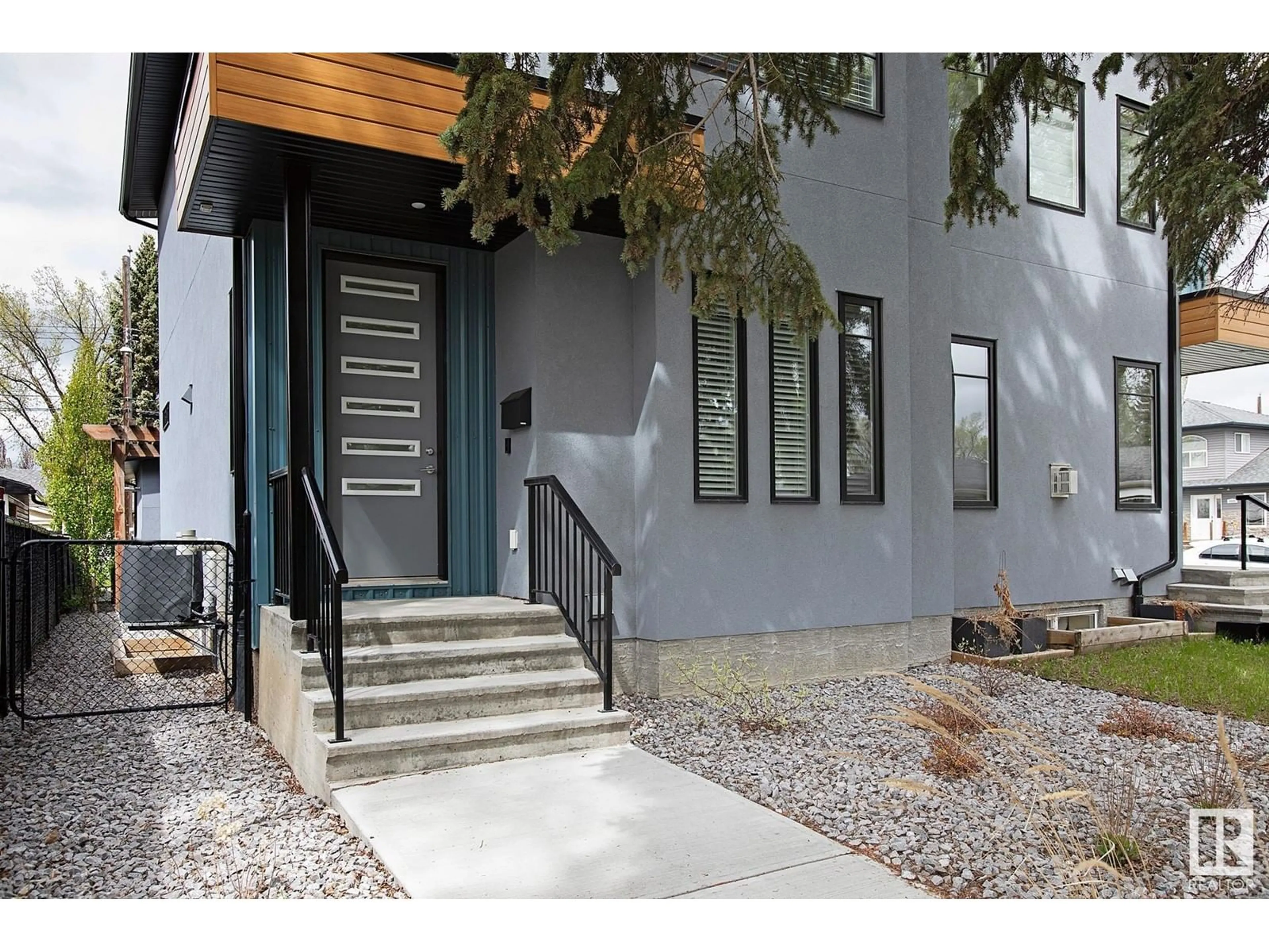 Indoor entryway for 8543 67 AV NW, Edmonton Alberta T6E0M7