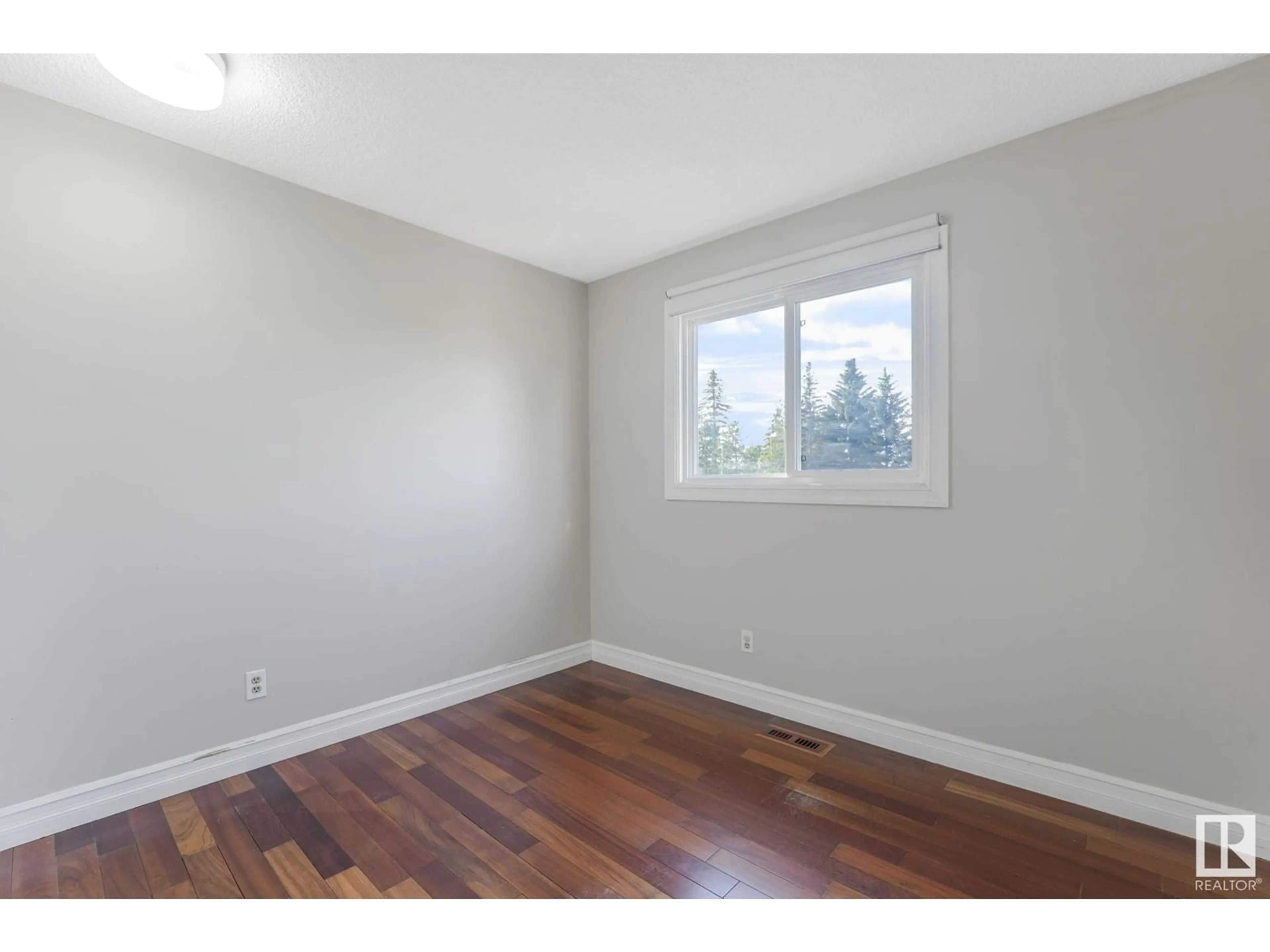 A pic of a room for 4005 12 AV NW NW, Edmonton Alberta T6L2K2