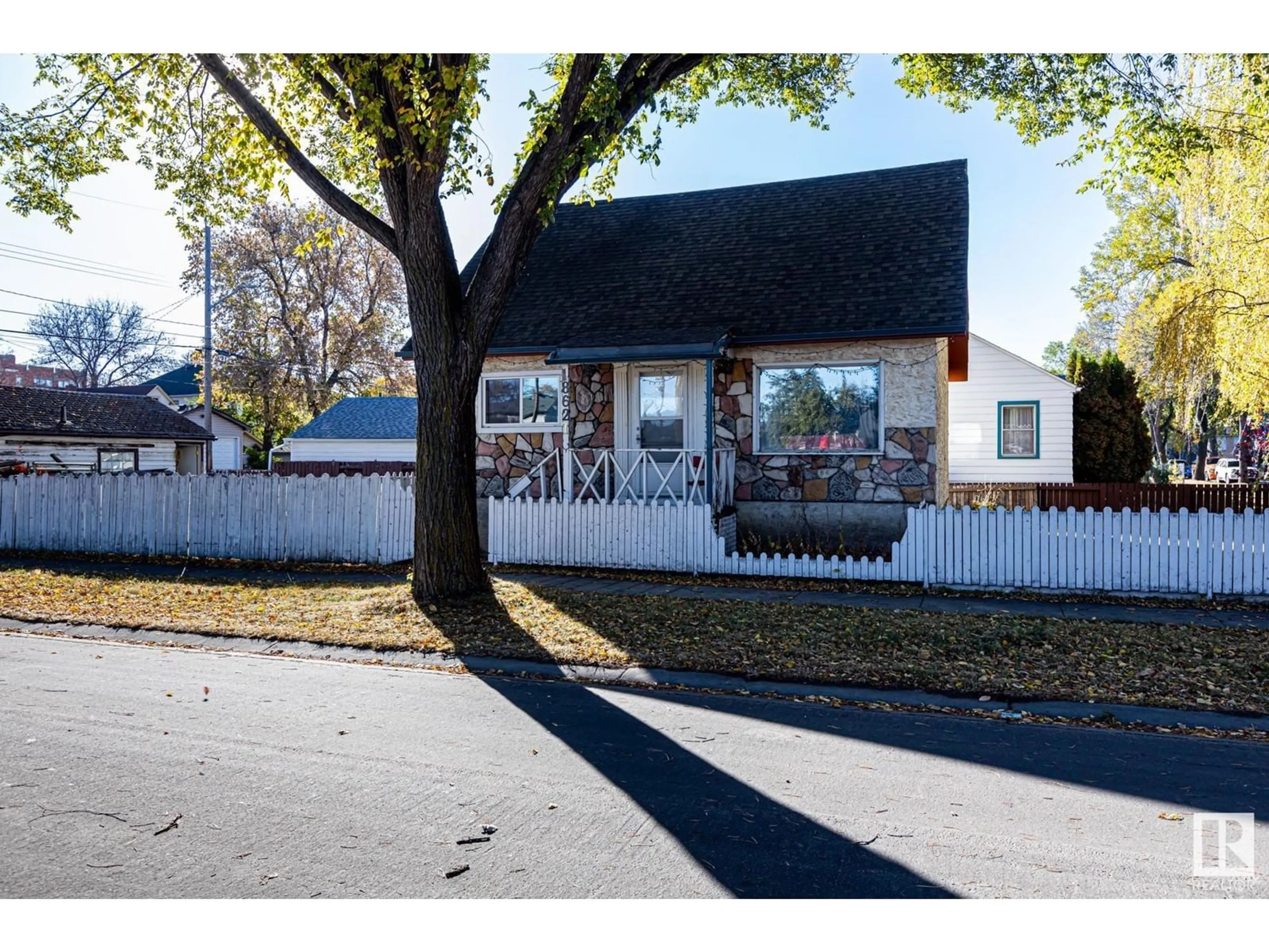 Frontside or backside of a home for 8621 117 AV NW, Edmonton Alberta T5B0N7