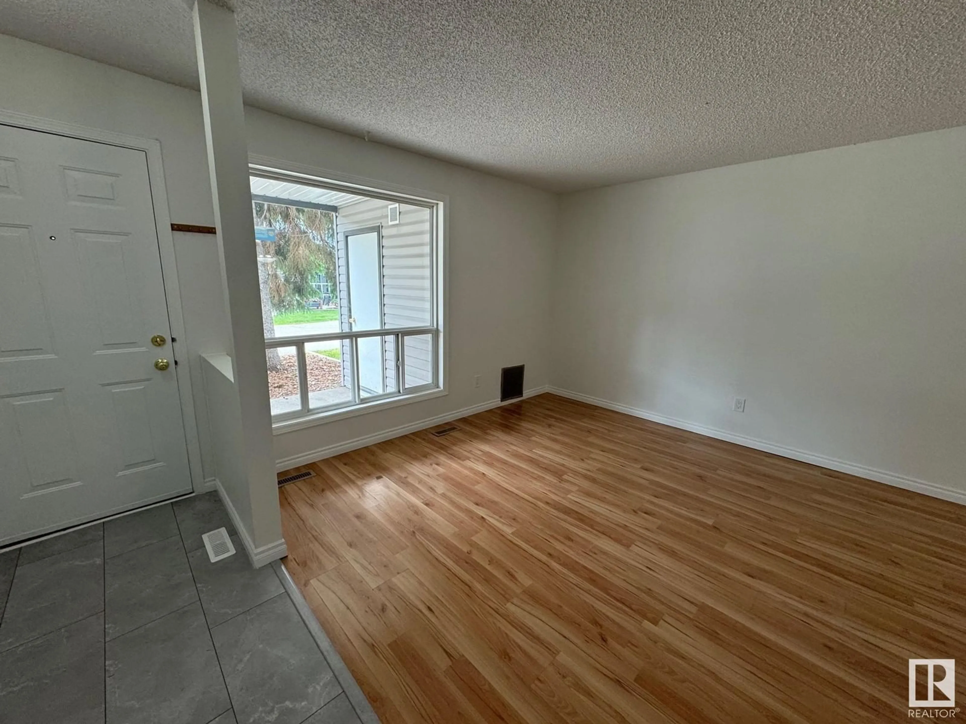A pic of a room for #5 1503 MILL WOODS RD E NW, Edmonton Alberta T6L4C2
