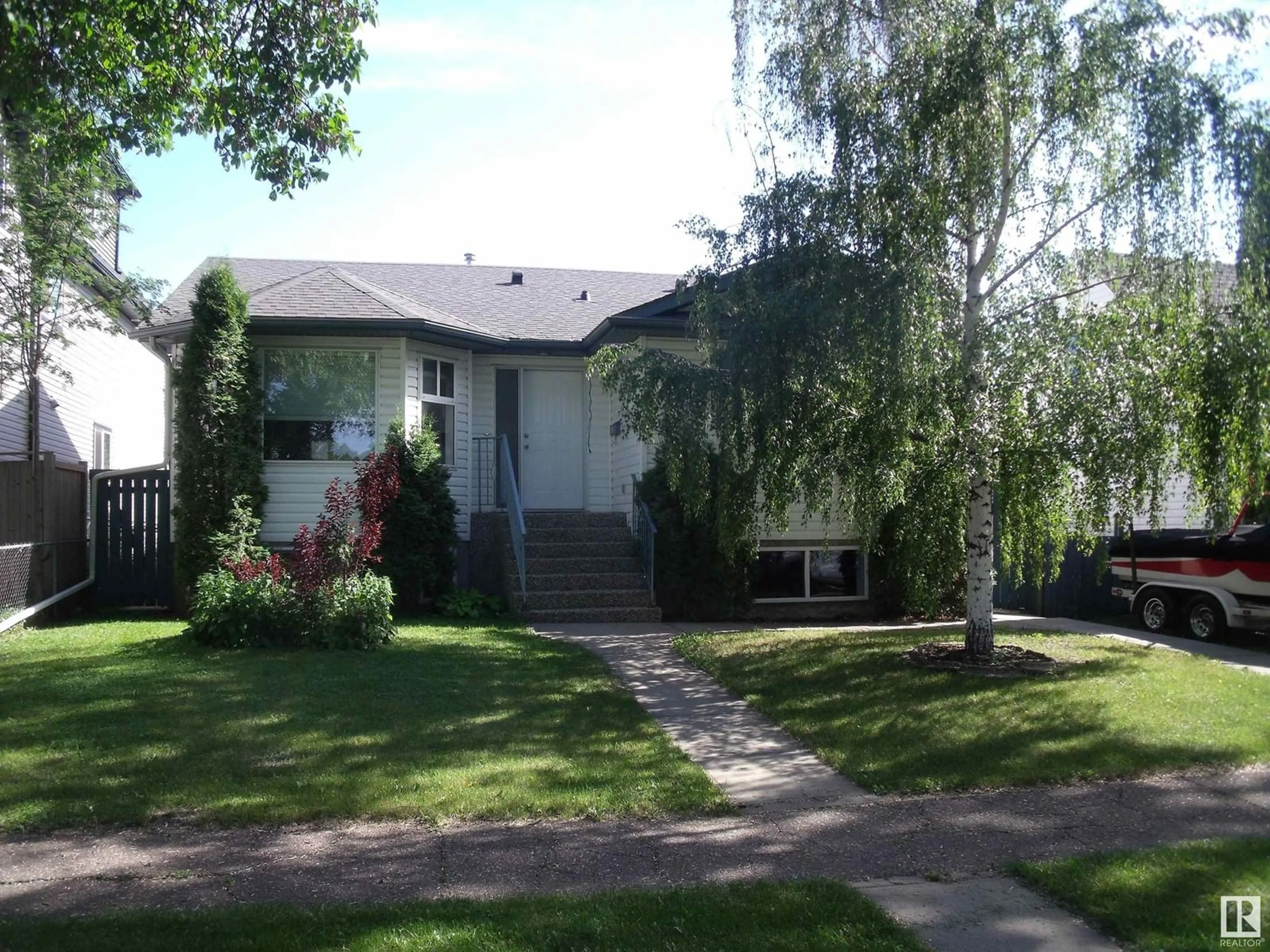 Outside view for 9607 73 AV NW, Edmonton Alberta T6E1B3