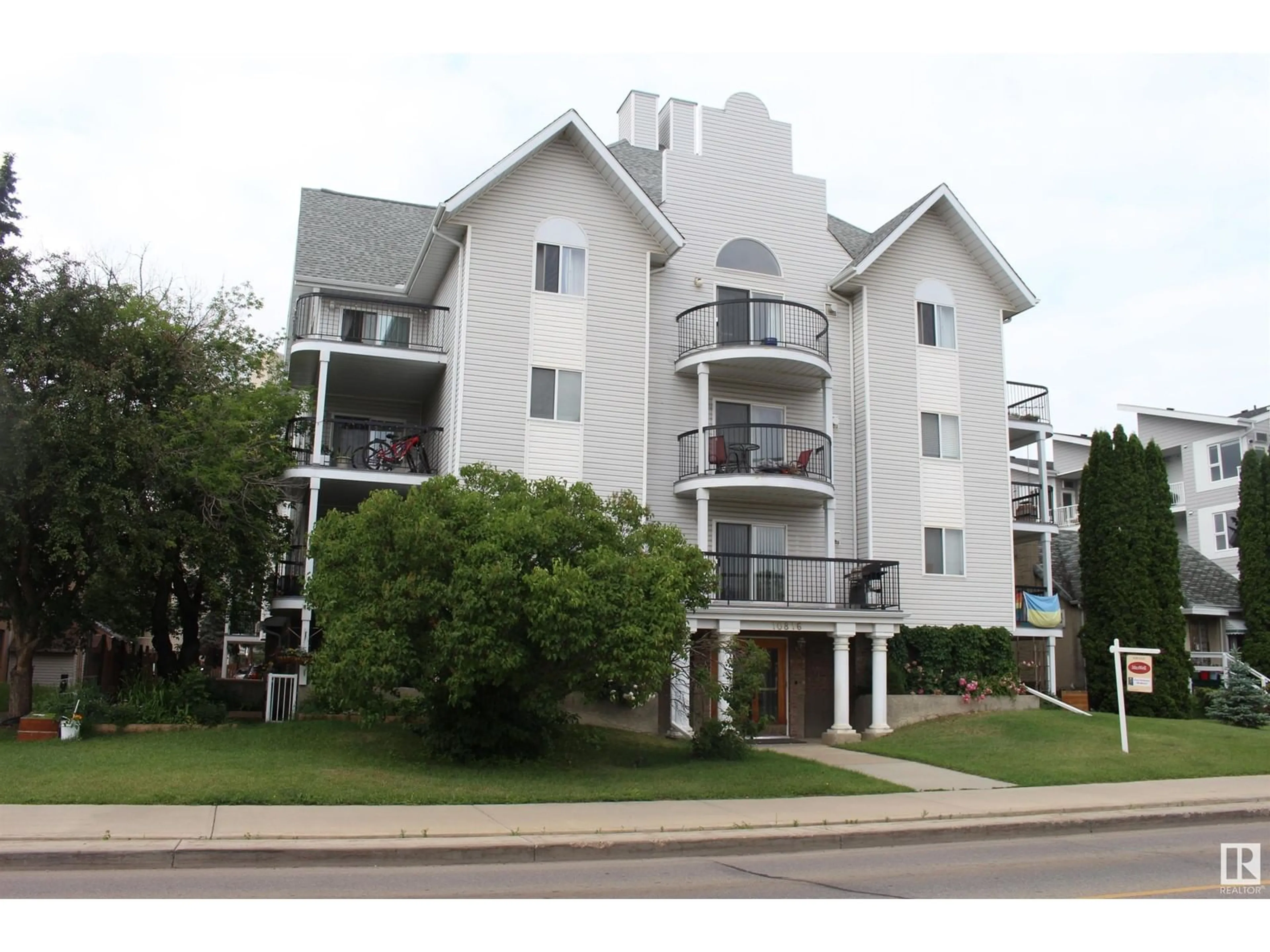 A pic from exterior of the house or condo for #303 10816 76 AV NW, Edmonton Alberta T6E1L9