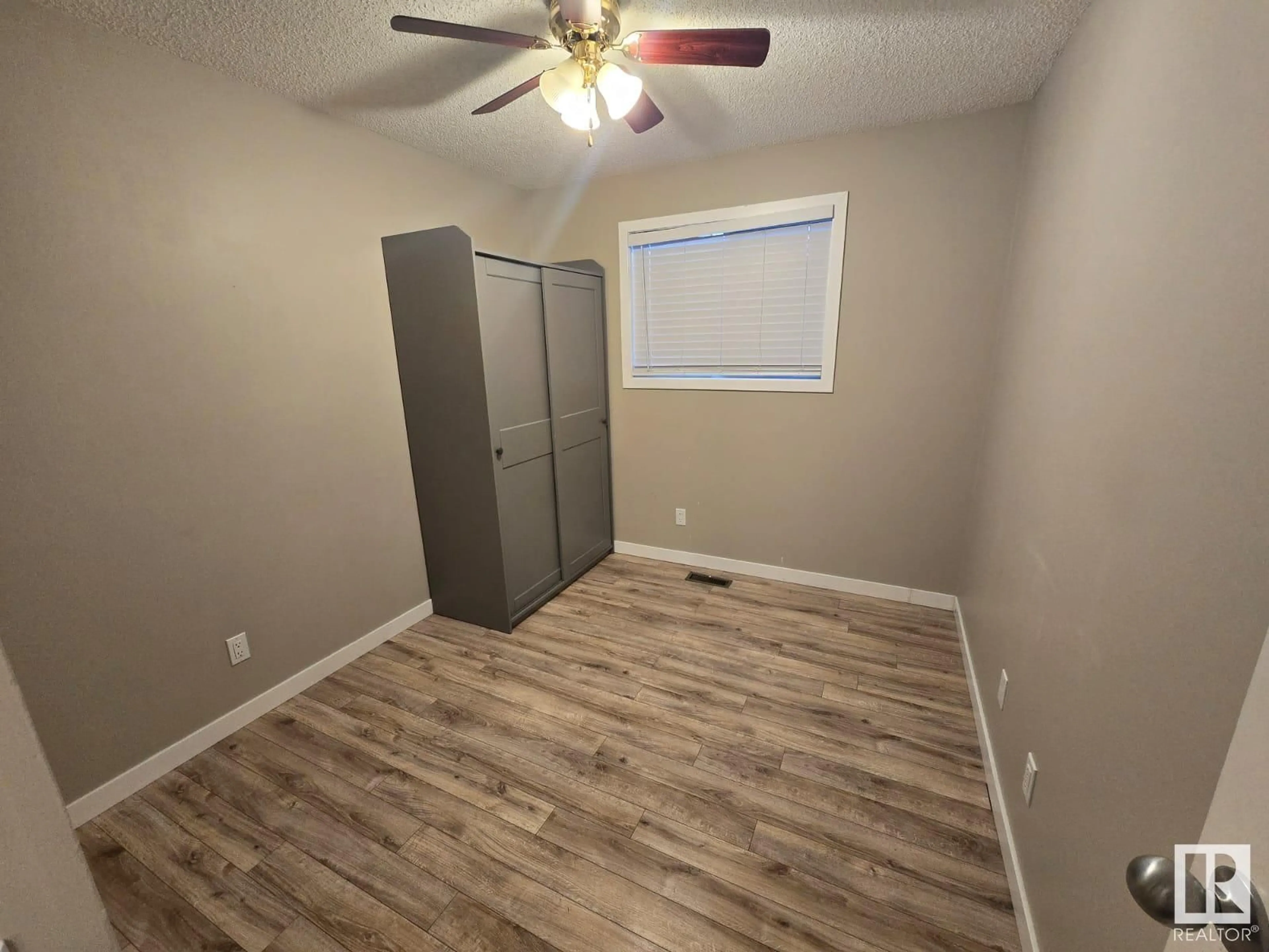 A pic of a room for 1219 LAKEWOOD RD N NW, Edmonton Alberta T6K0C6