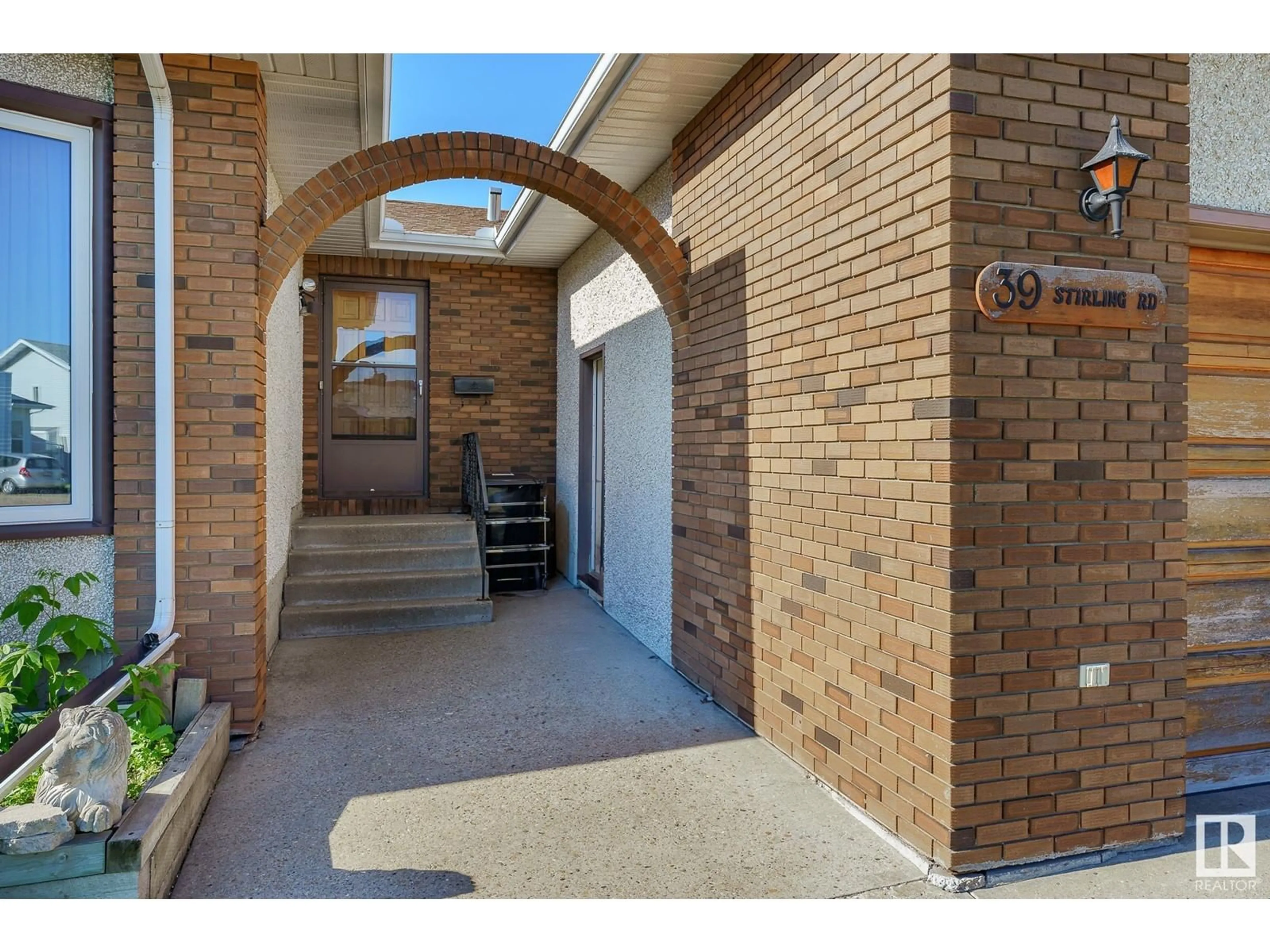 Indoor entryway for 39 Stirling RD NW, Edmonton Alberta T5X4C2