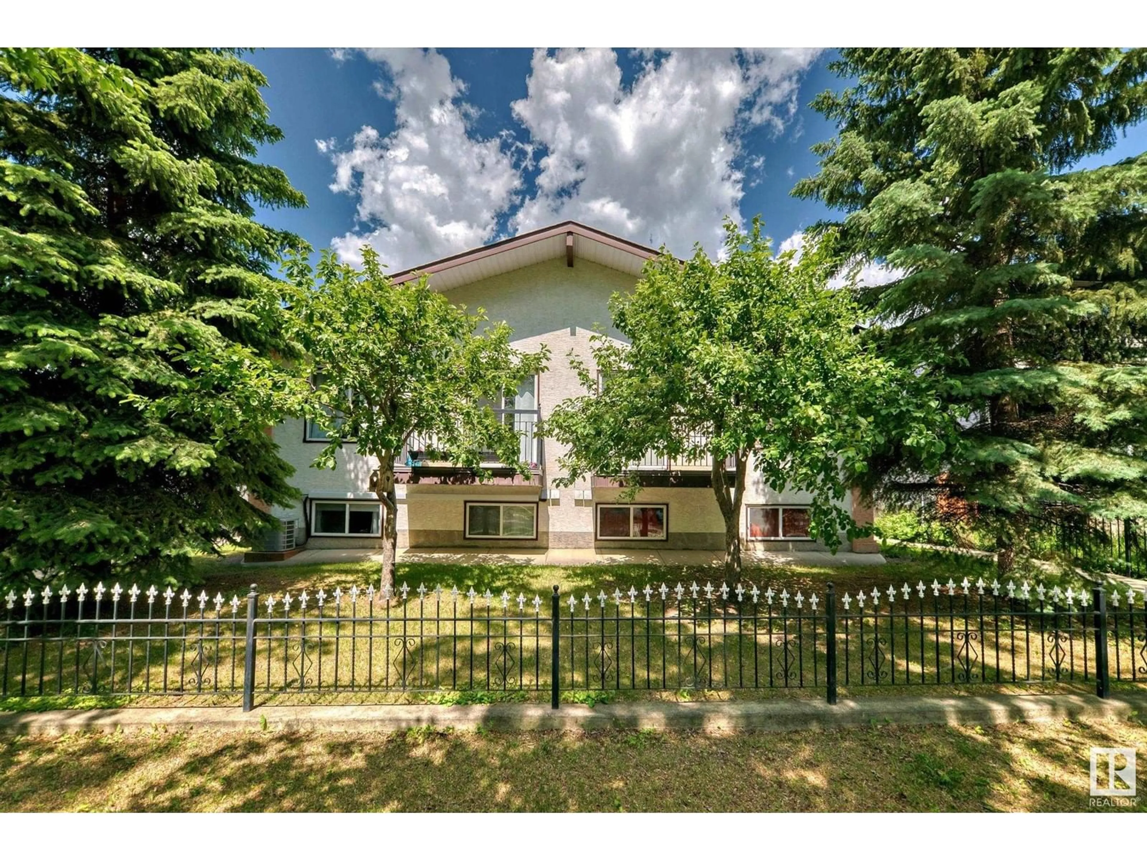 Fenced yard for #4 8314 81 AV NW, Edmonton Alberta T6C0W2