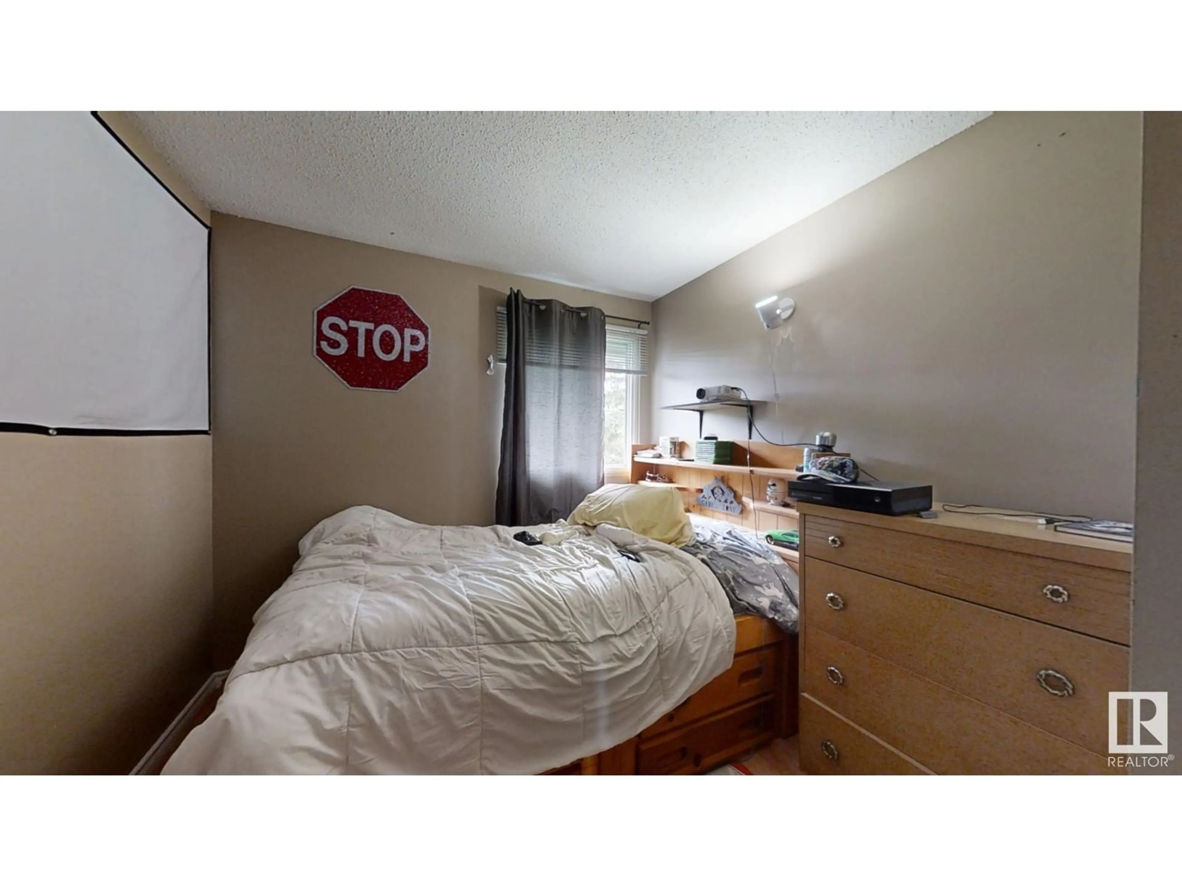 A pic of a room for 802 ABBOTTSFIELD RD NW, Edmonton Alberta T5W4R4