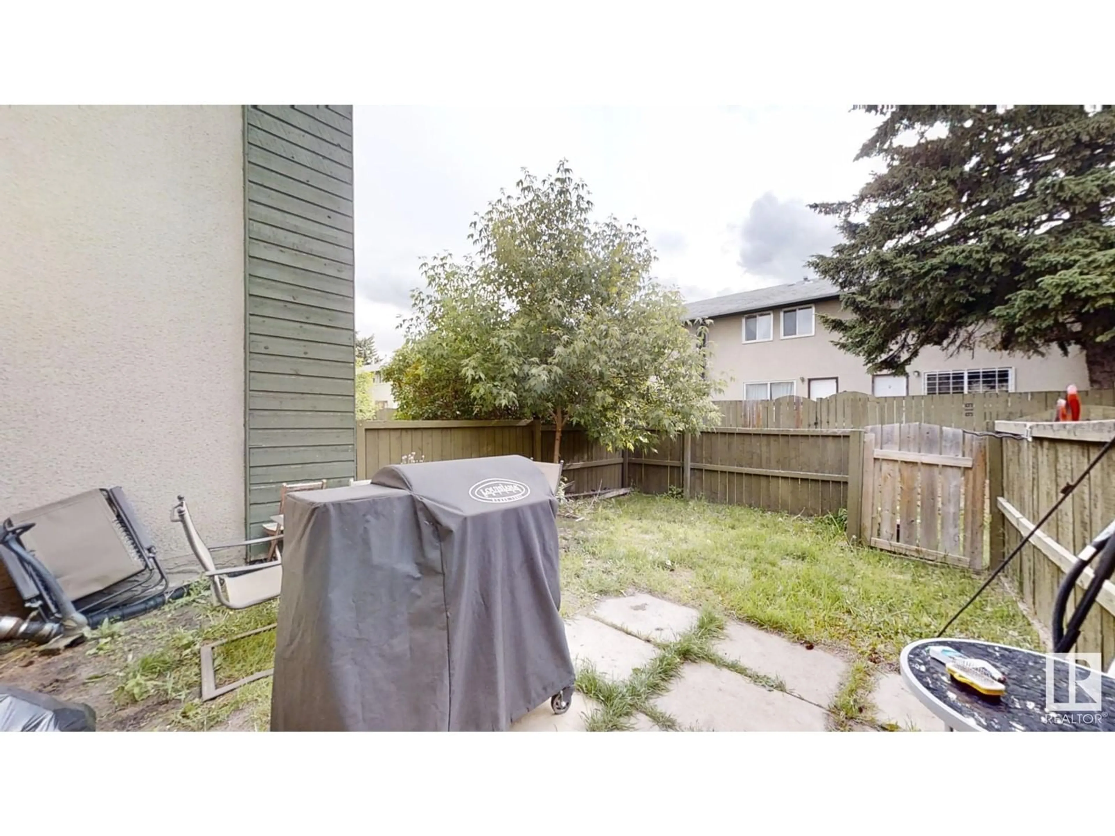 Fenced yard for 802 ABBOTTSFIELD RD NW, Edmonton Alberta T5W4R4