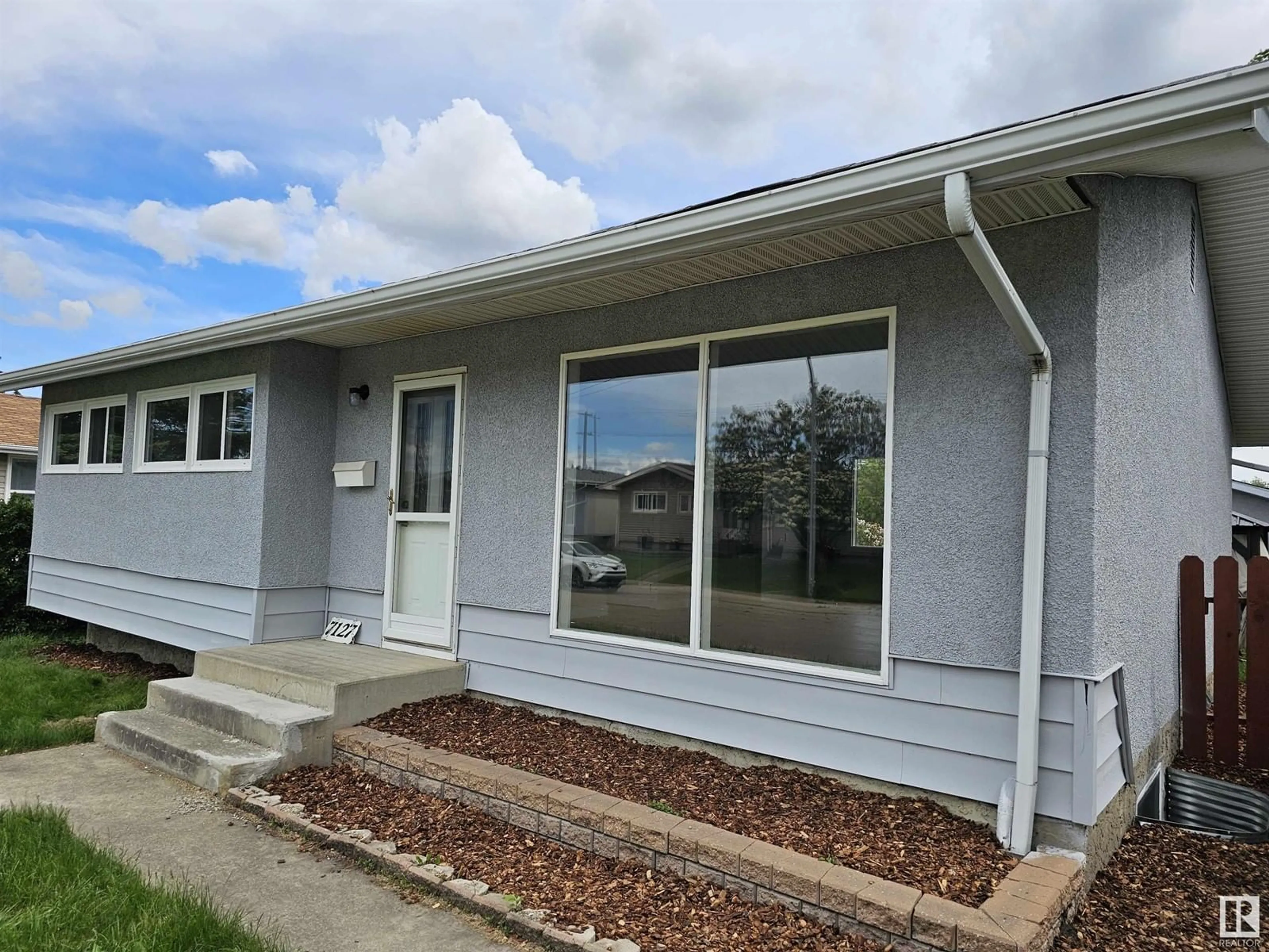 Home with vinyl exterior material for 7127 136 AV NW, Edmonton Alberta T5C2K3