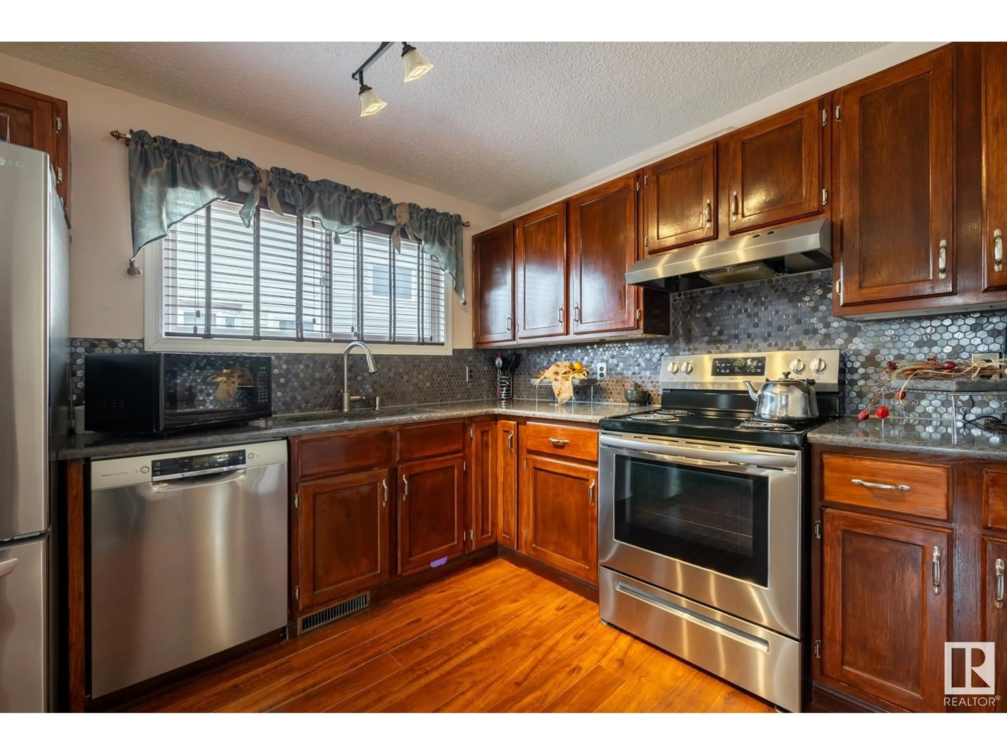 Standard kitchen for 5212 10 AV NW, Edmonton Alberta T6L1Z1