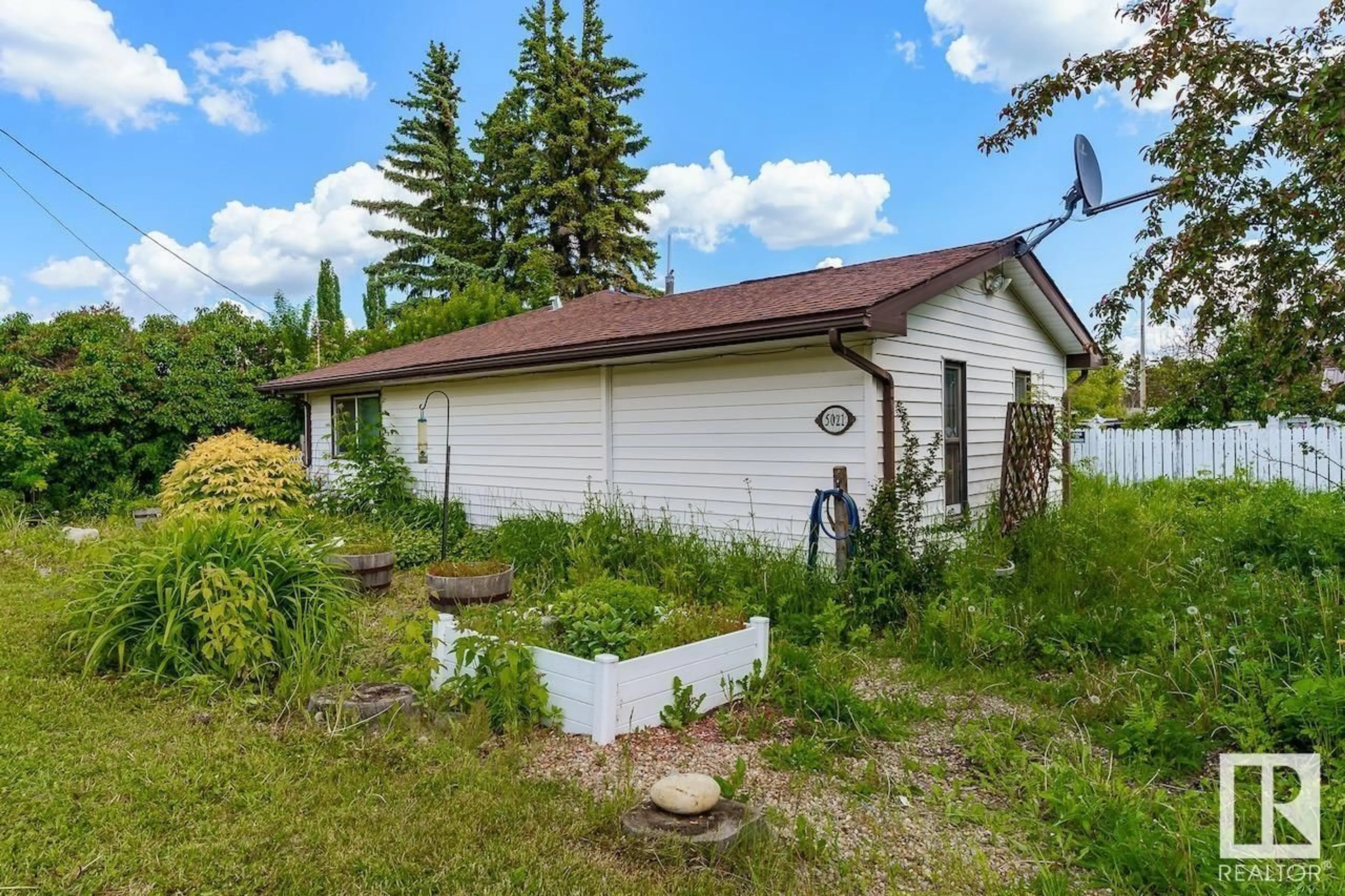 Cottage for 5021 52 ST, Legal Alberta T0G1L0