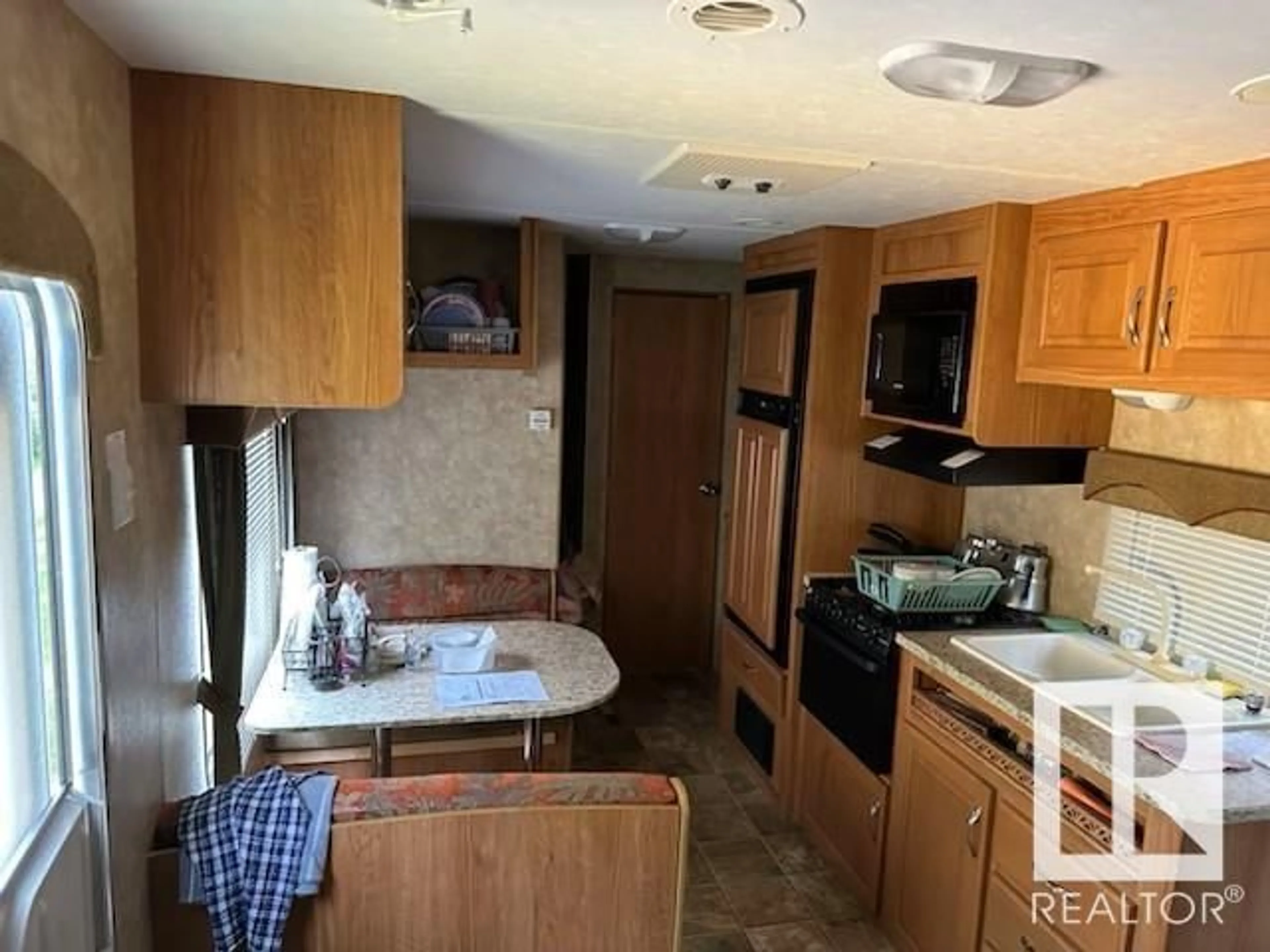 Standard kitchen for 4716 48 ST, Rural Lac Ste. Anne County Alberta T0E0A0