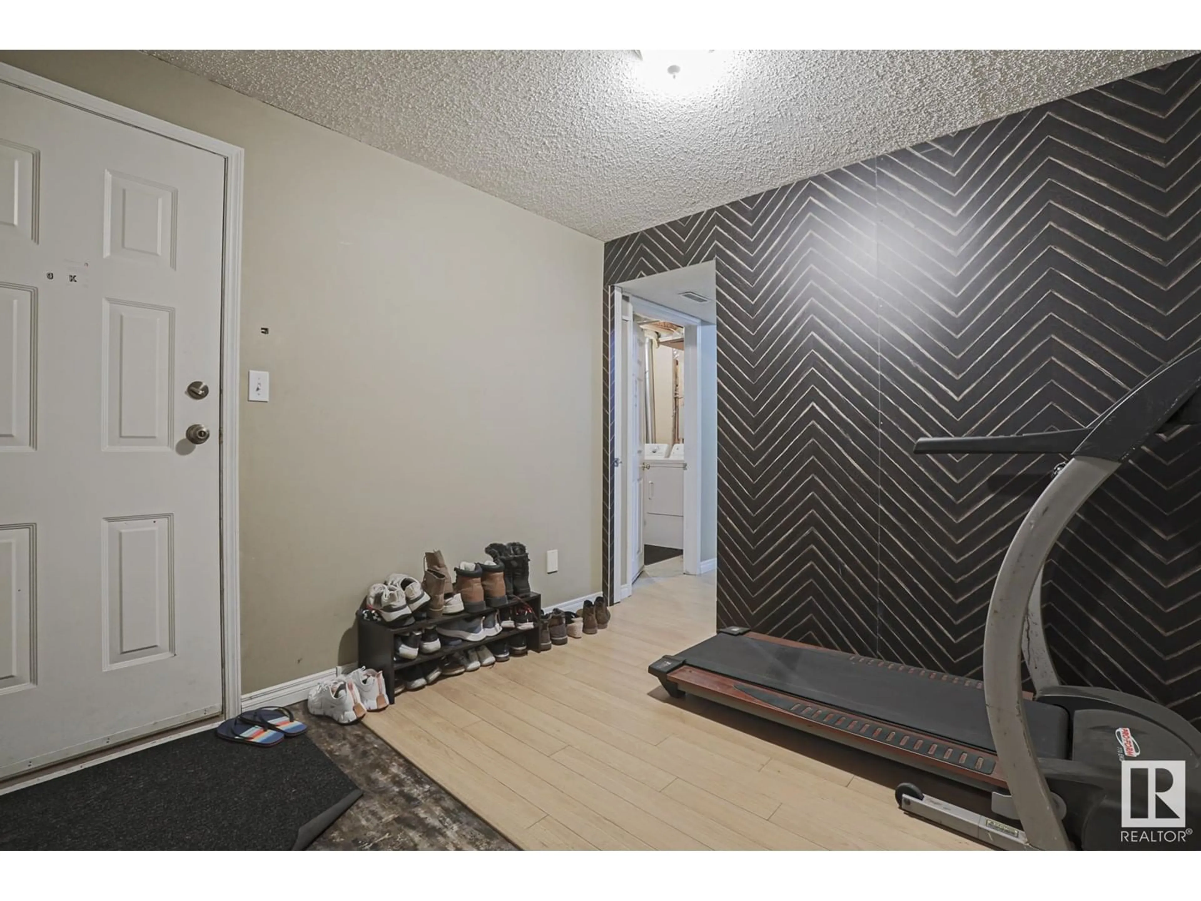 Indoor entryway for 17634 96 AV NW, Edmonton Alberta T5T6C2