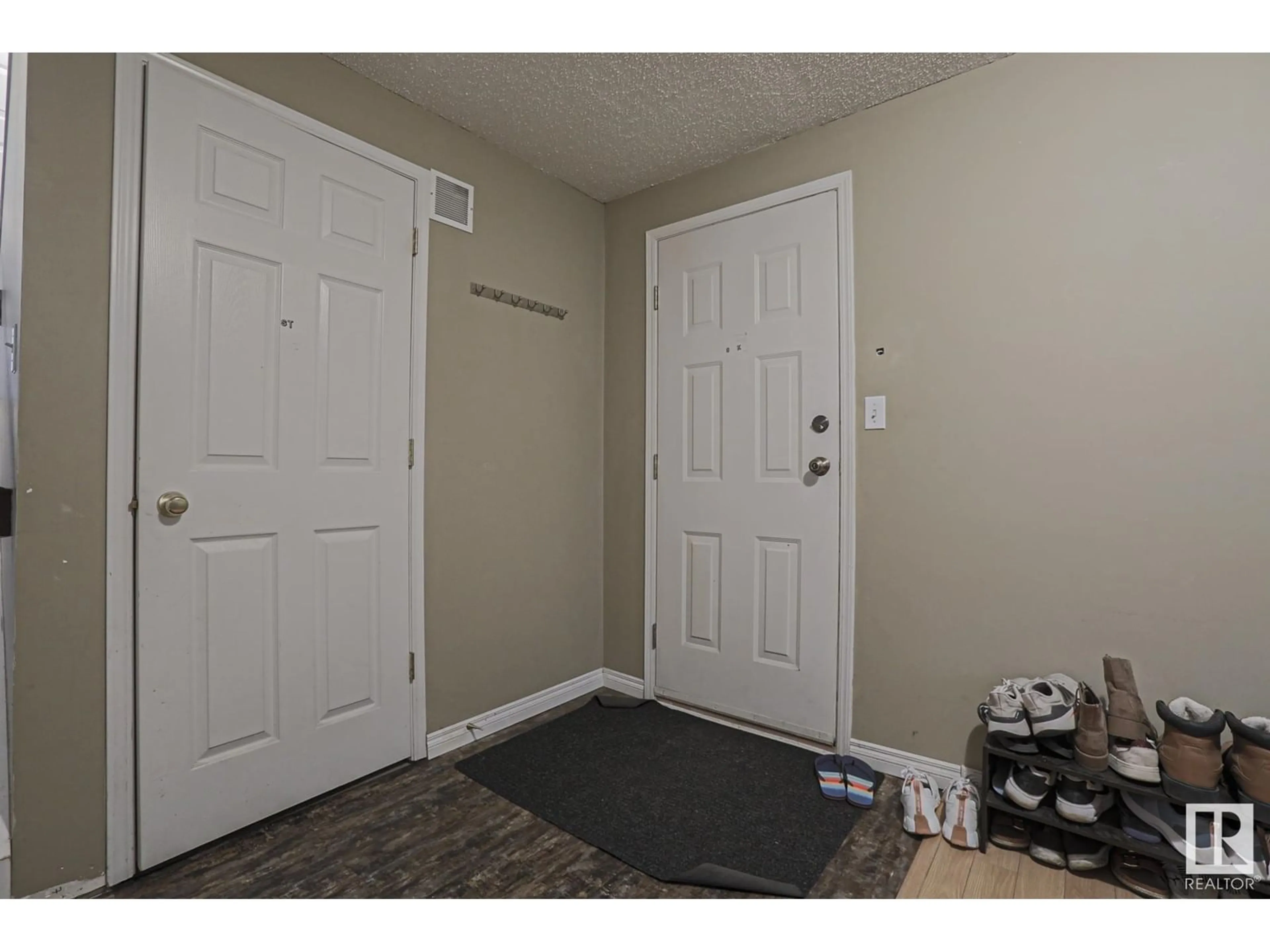 Indoor entryway, unknown floor for 17634 96 AV NW, Edmonton Alberta T5T6C2