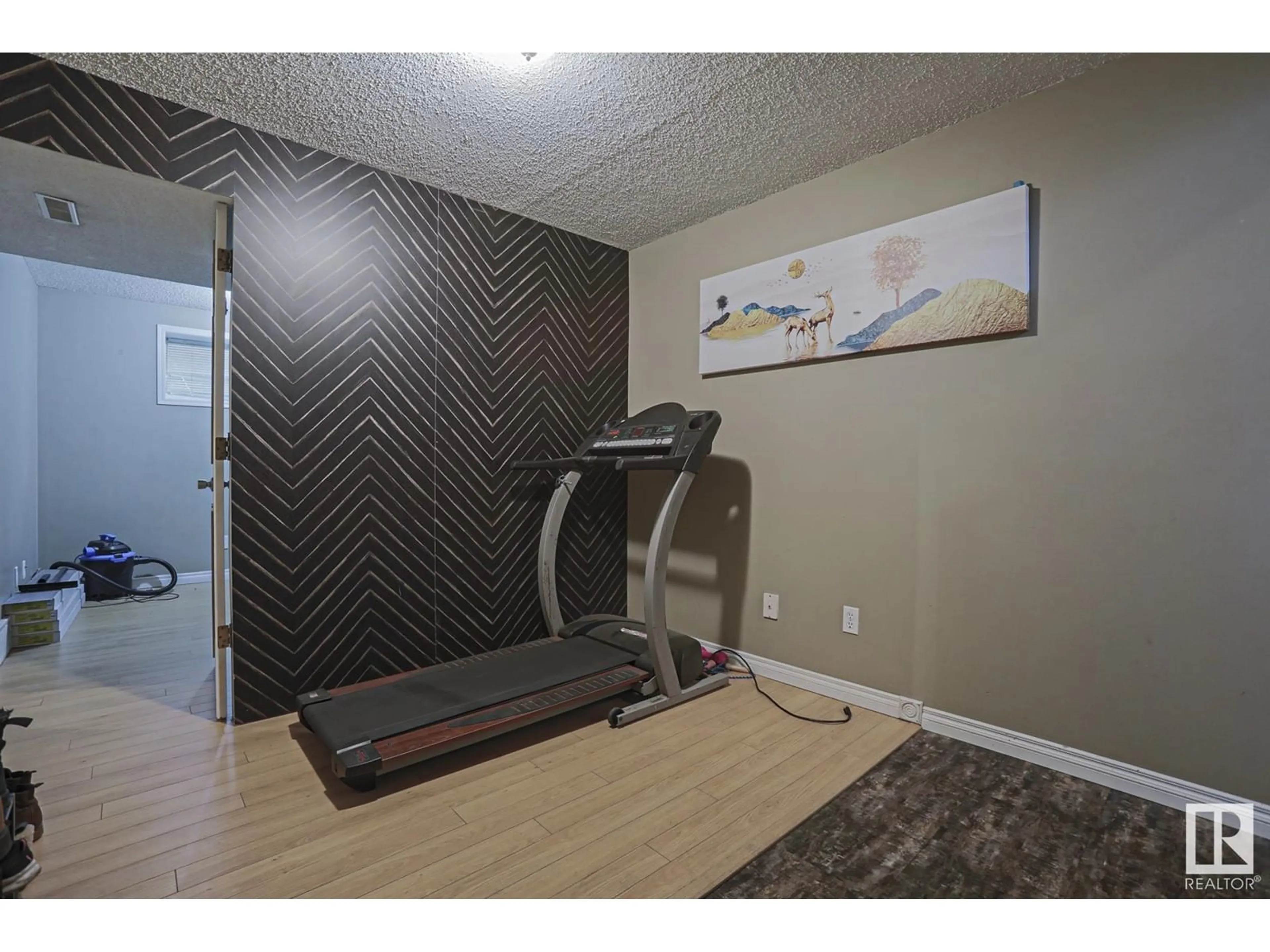 Gym or fitness room, wood floors for 17634 96 AV NW, Edmonton Alberta T5T6C2