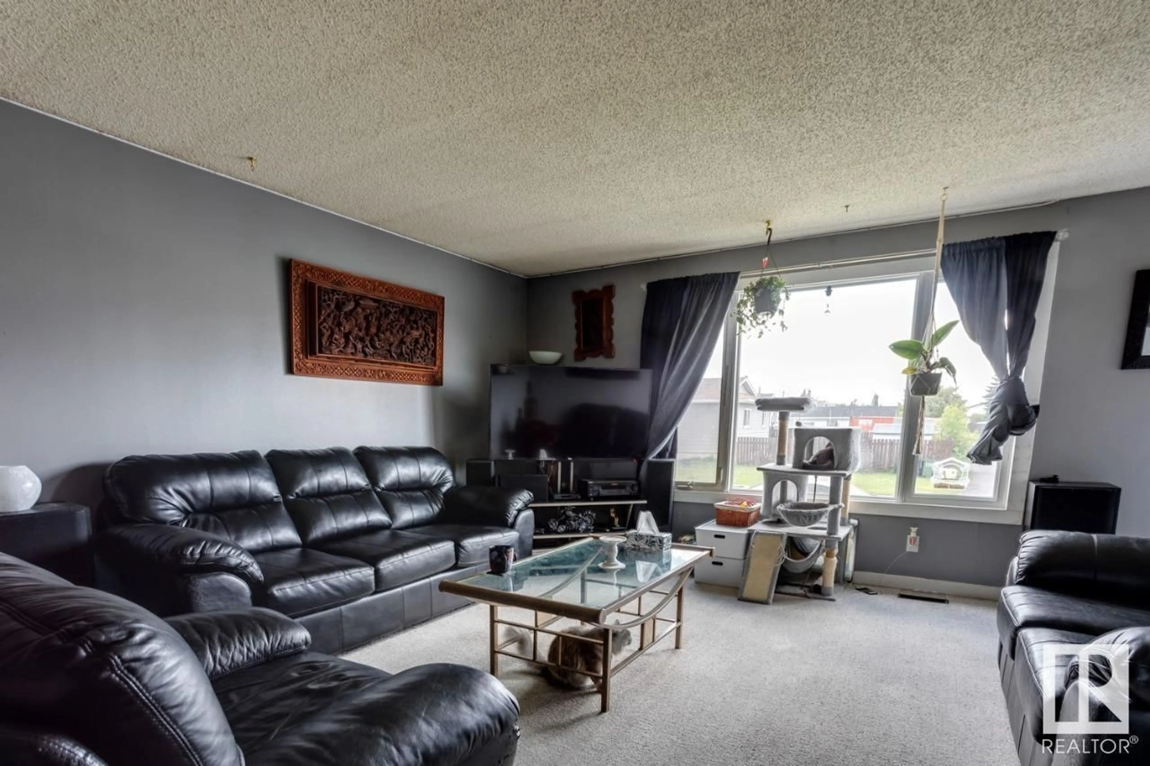 Living room for 14528 34 ST NW, Edmonton Alberta T5Y2J2