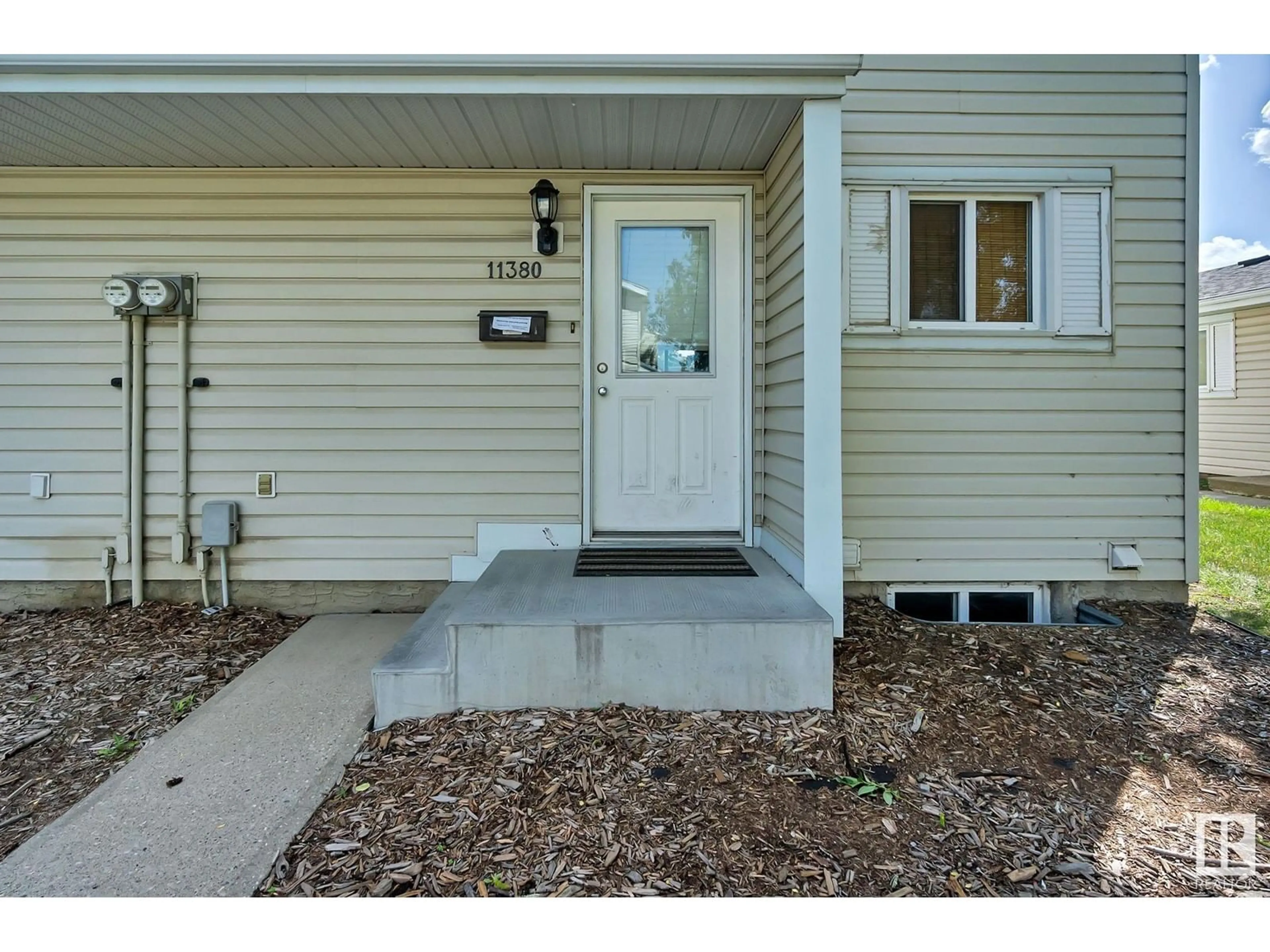 Indoor entryway for 11380 139 AV NW NW, Edmonton Alberta T5X3L4