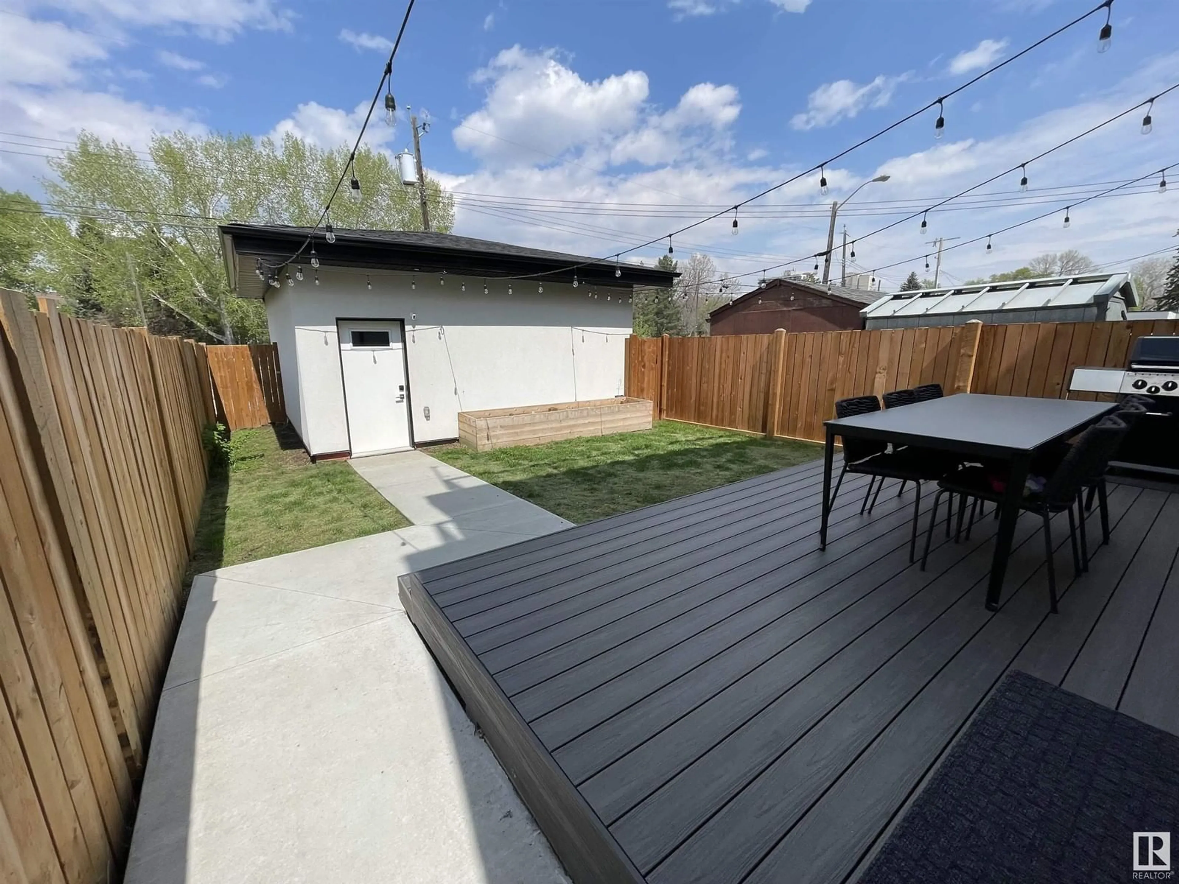 Patio for 10526 85 AV NW, Edmonton Alberta T6E2K4