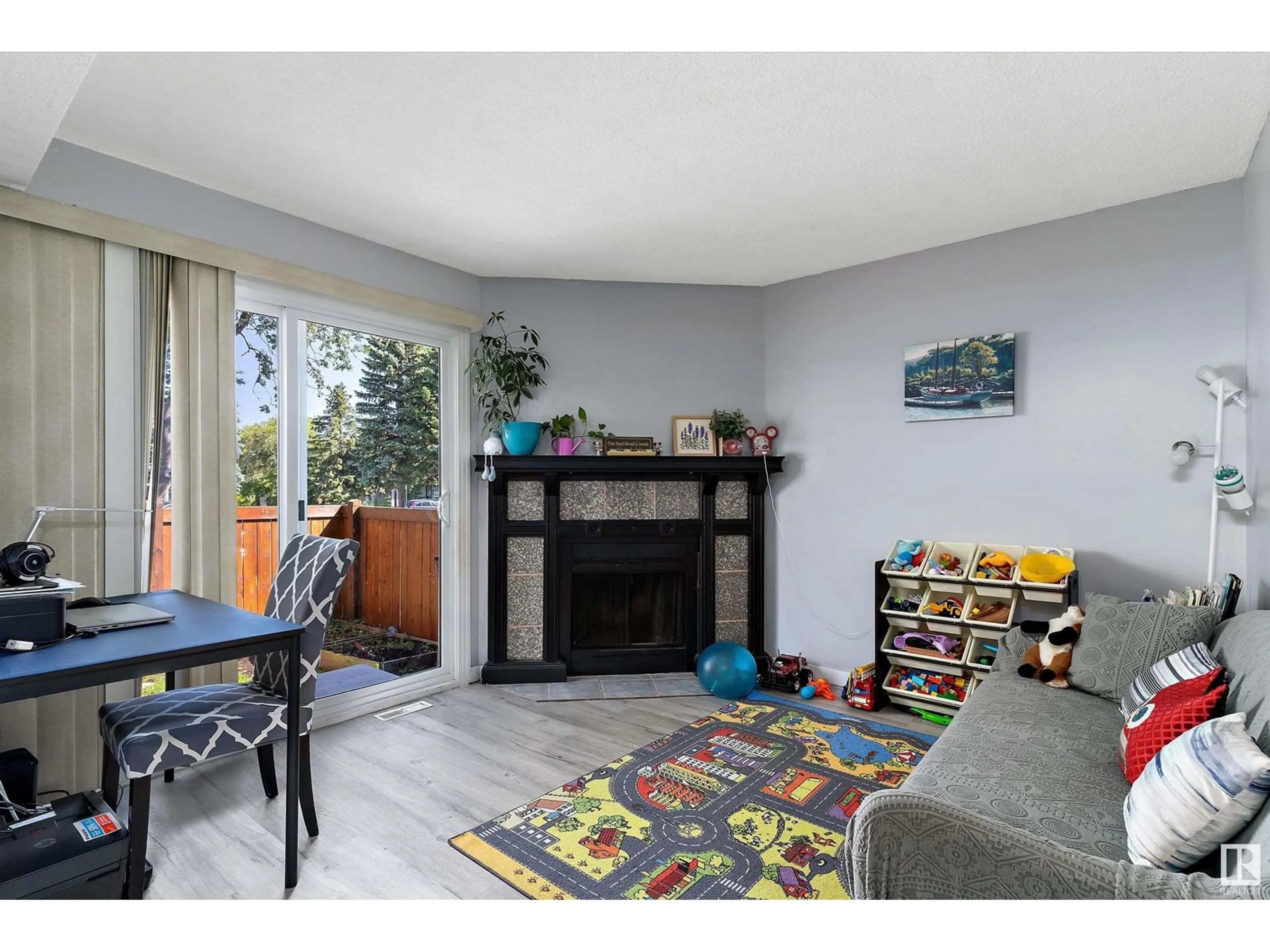 Living room for 676 LAKEWOOD RD N NW, Edmonton Alberta T6K3Y1