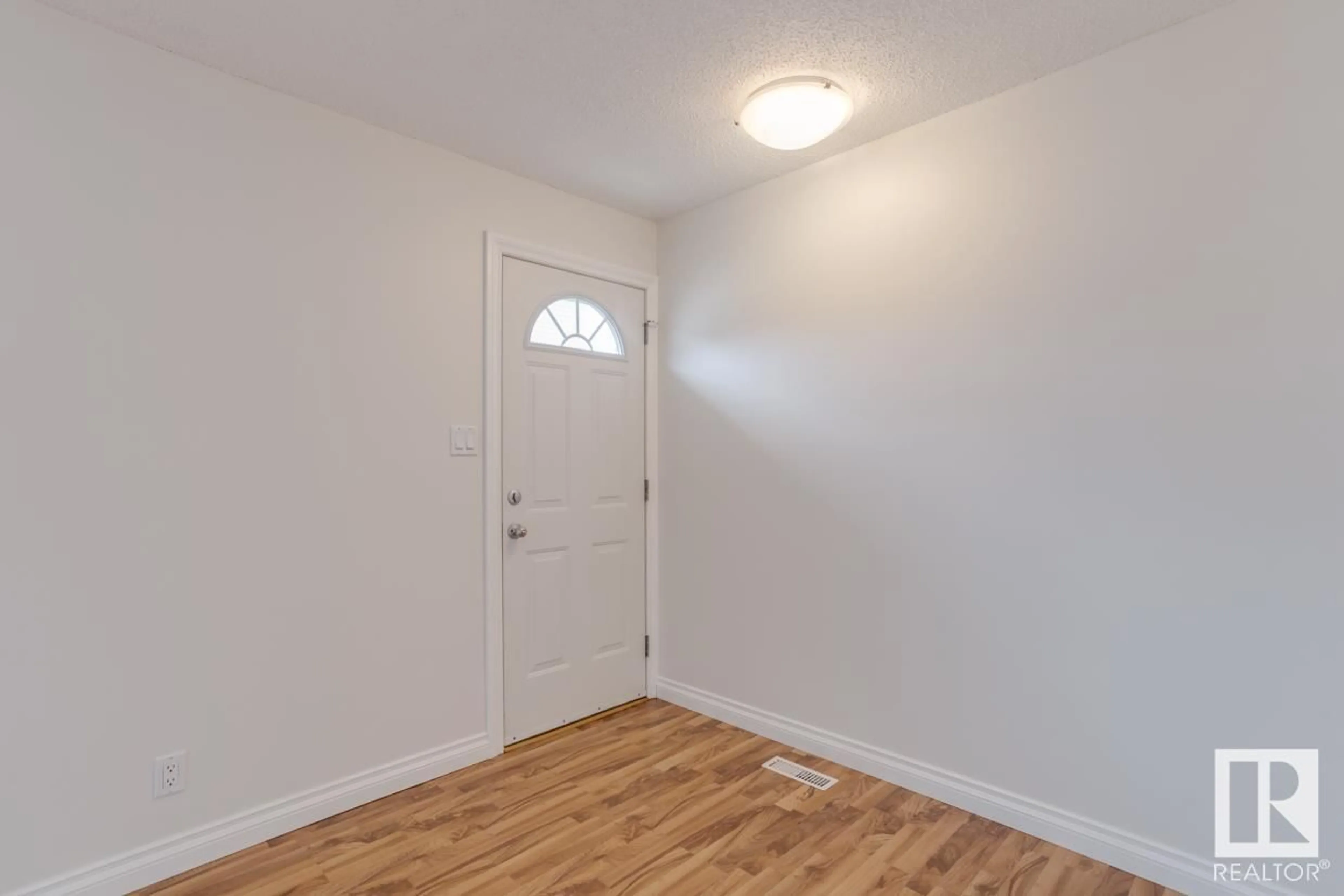 Indoor entryway for 335 NORTHGATE TC NW, Edmonton Alberta T5C2J5