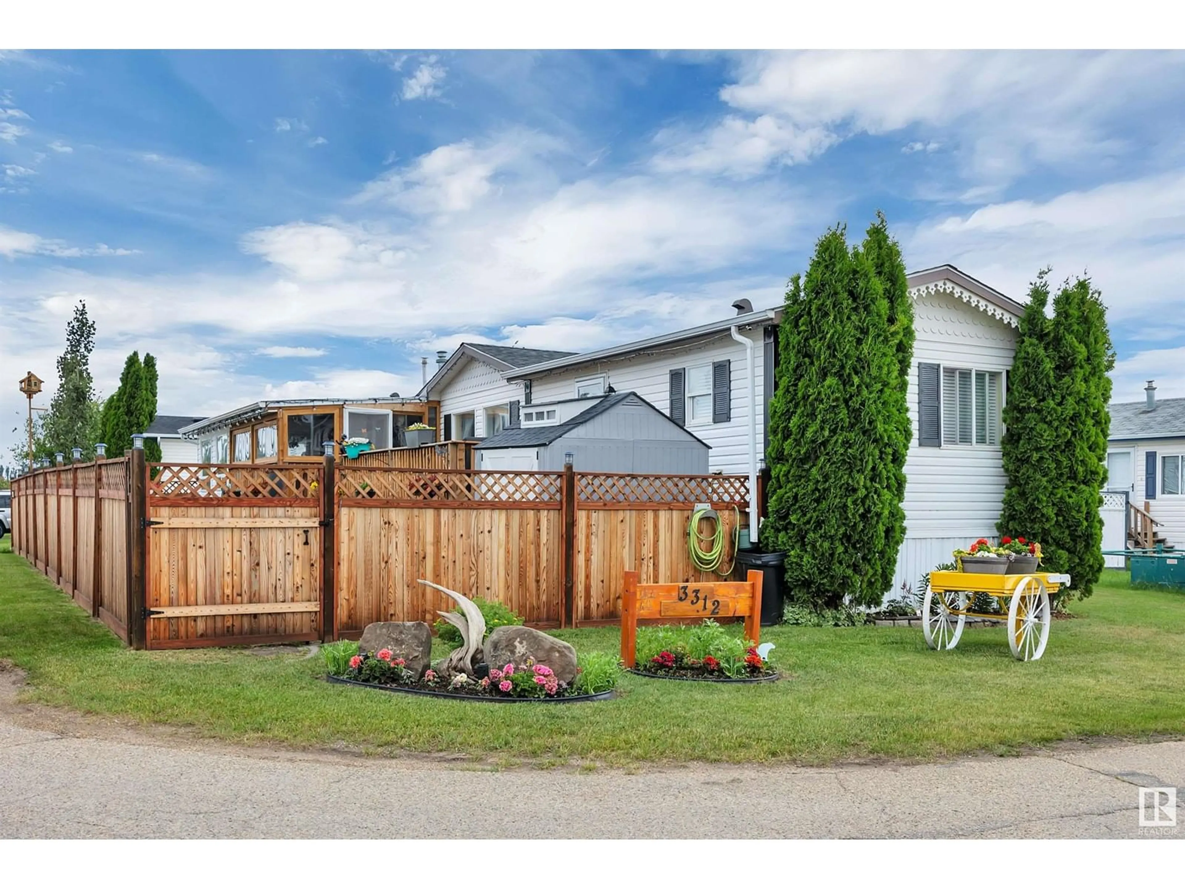 Fenced yard for 3312 Lakeview RD NW, Edmonton Alberta T5S2R8