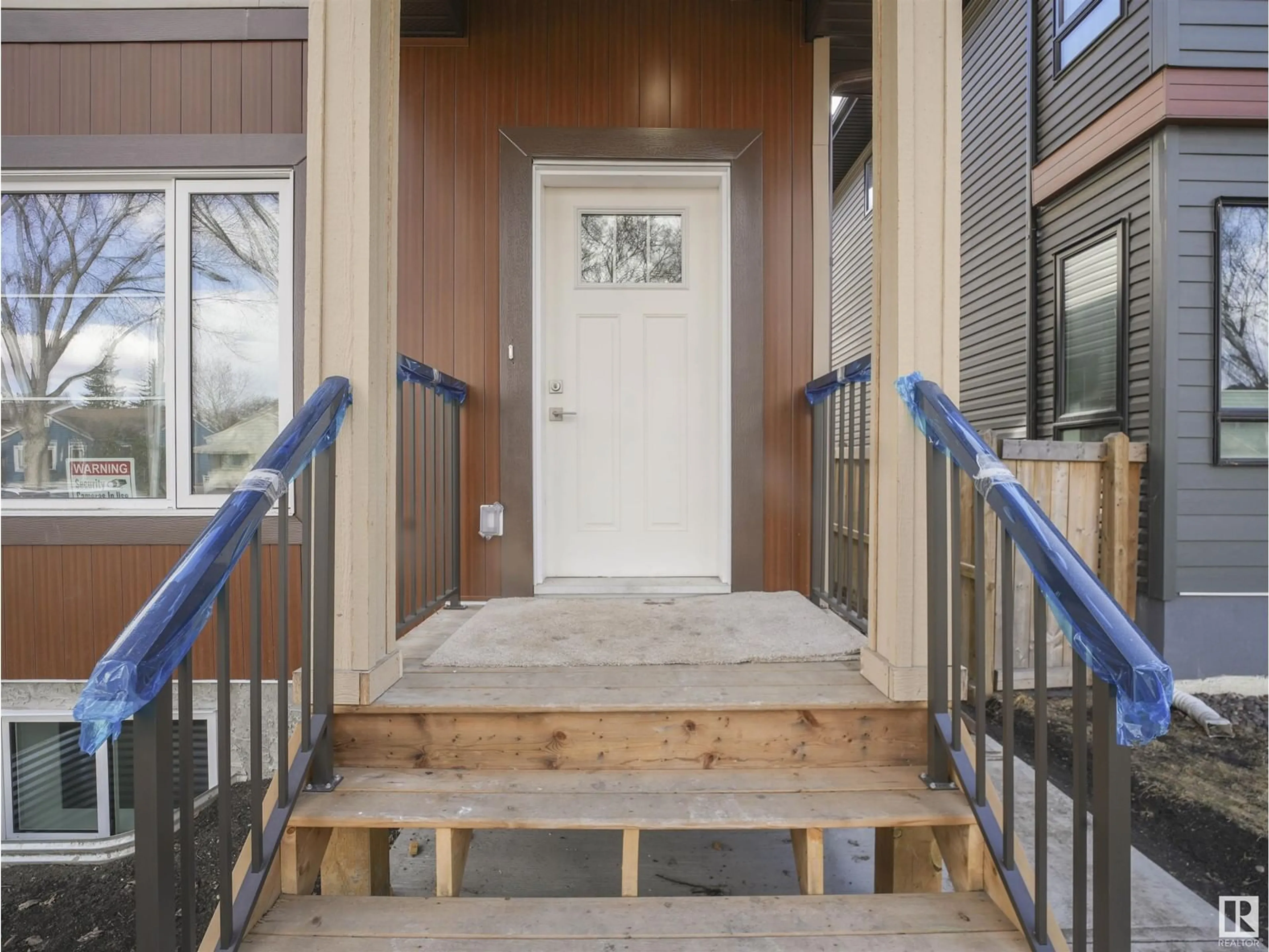 Indoor entryway for 10945 73 AV NW, Edmonton Alberta T6G0C3