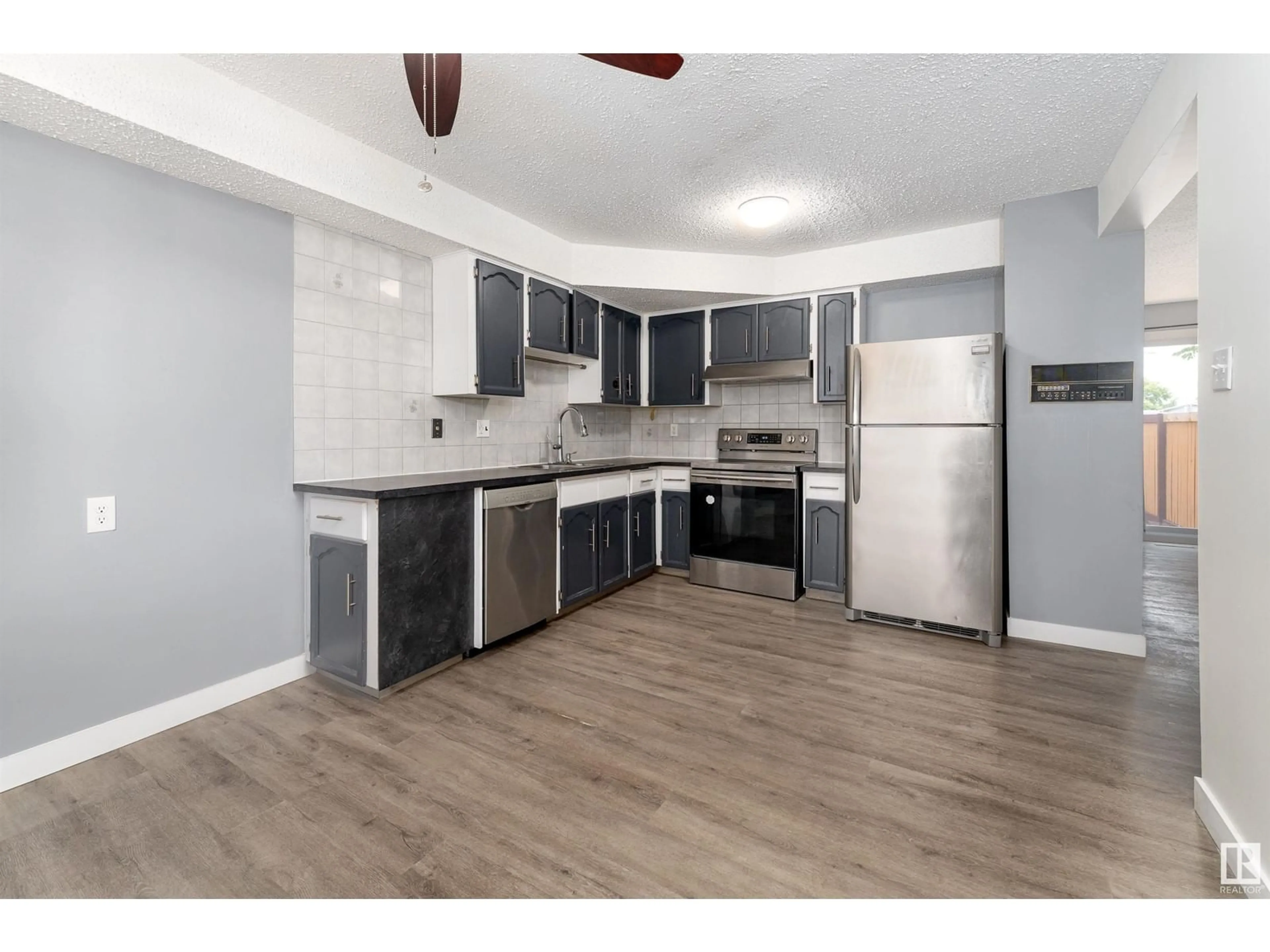 Standard kitchen for 13852 24 ST NW, Edmonton Alberta T5Y1B6