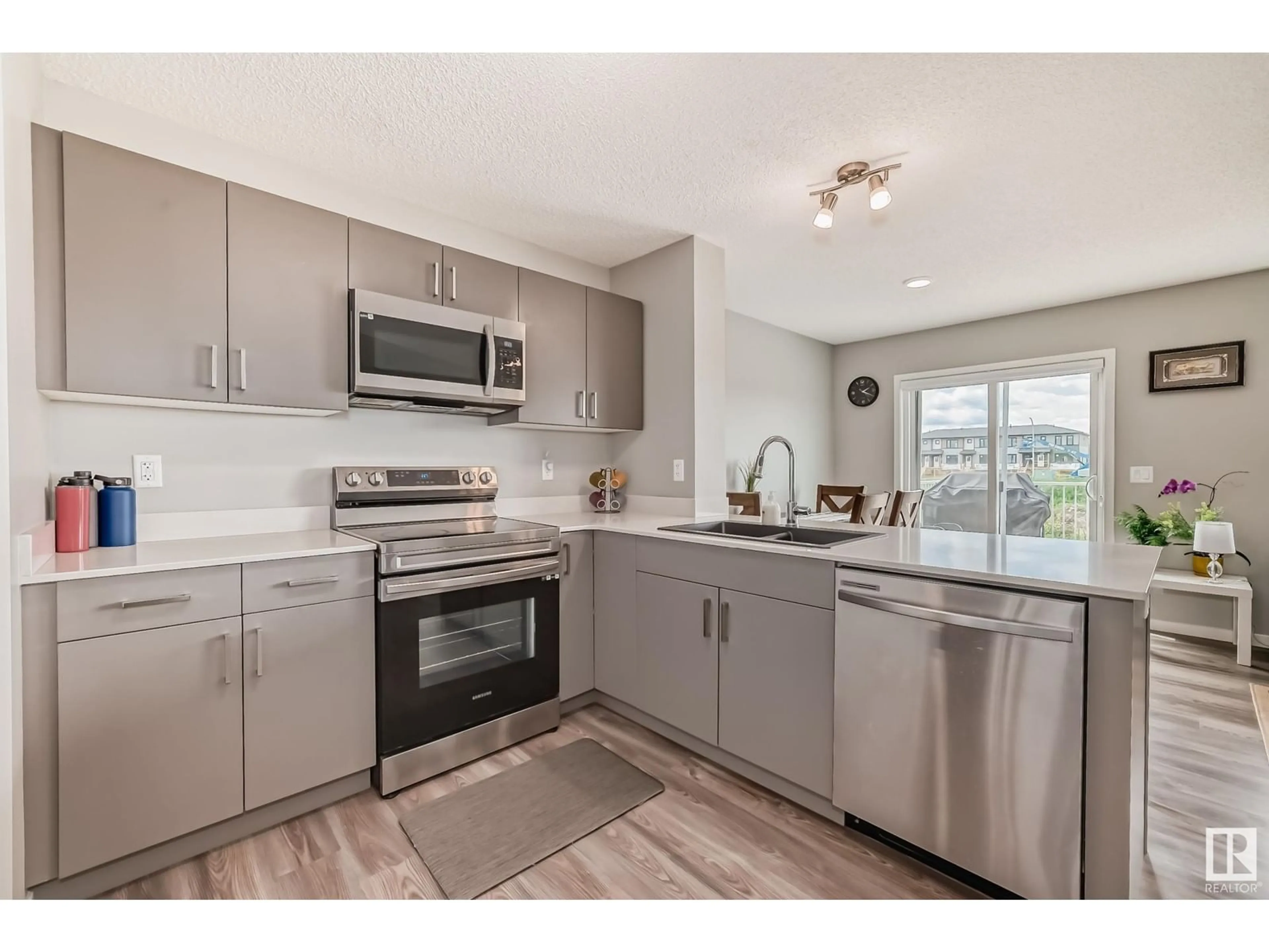 Standard kitchen for 9812 227 ST NW, Edmonton Alberta T5T7T9