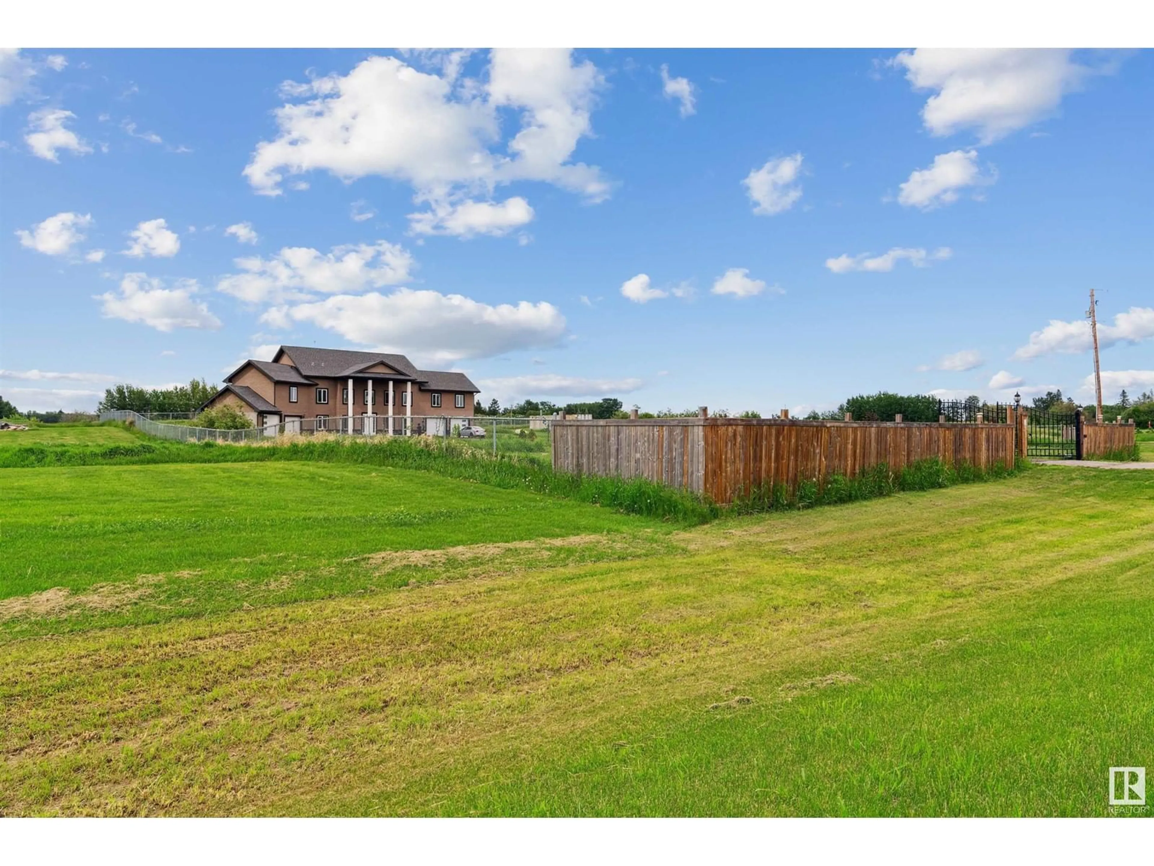 Fenced yard for 390 50353 Rge Rd 224, Rural Leduc County Alberta T0B3M1