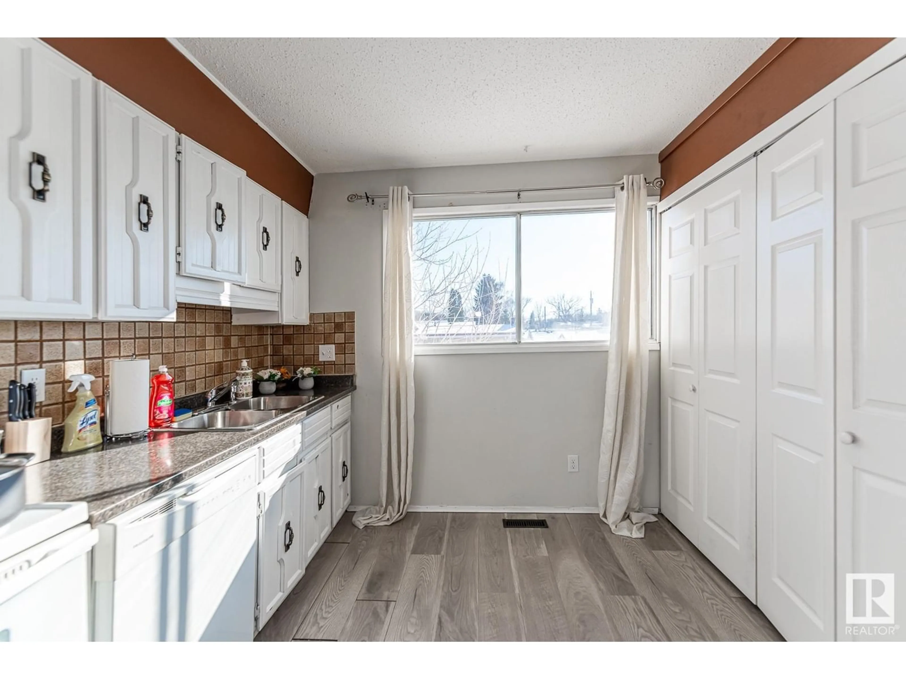 Standard kitchen for 8503/8505 123 AV NW, Edmonton Alberta T5B4P8