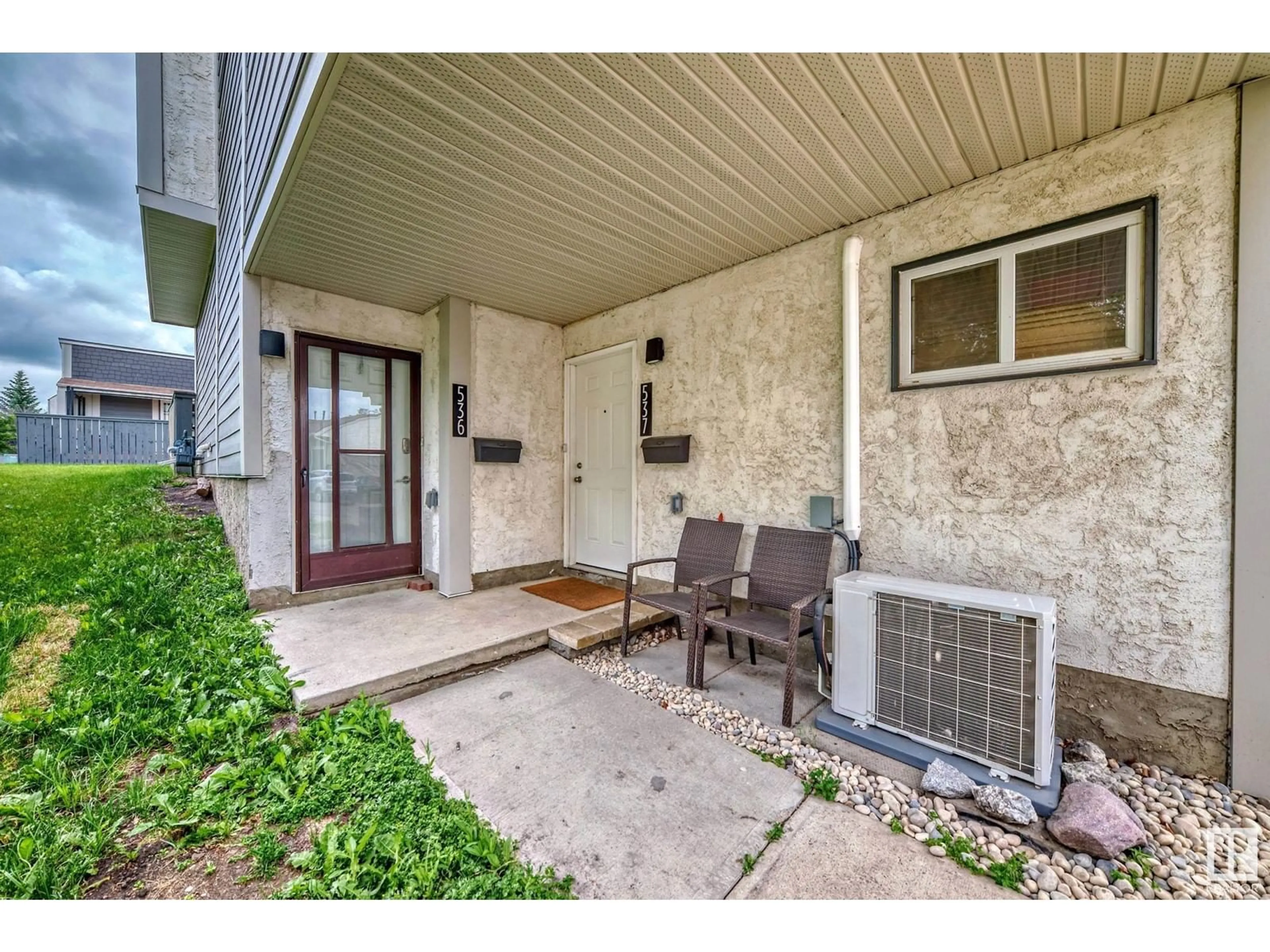 Indoor entryway for 537 WILLOW CO NW, Edmonton Alberta T5T2K7