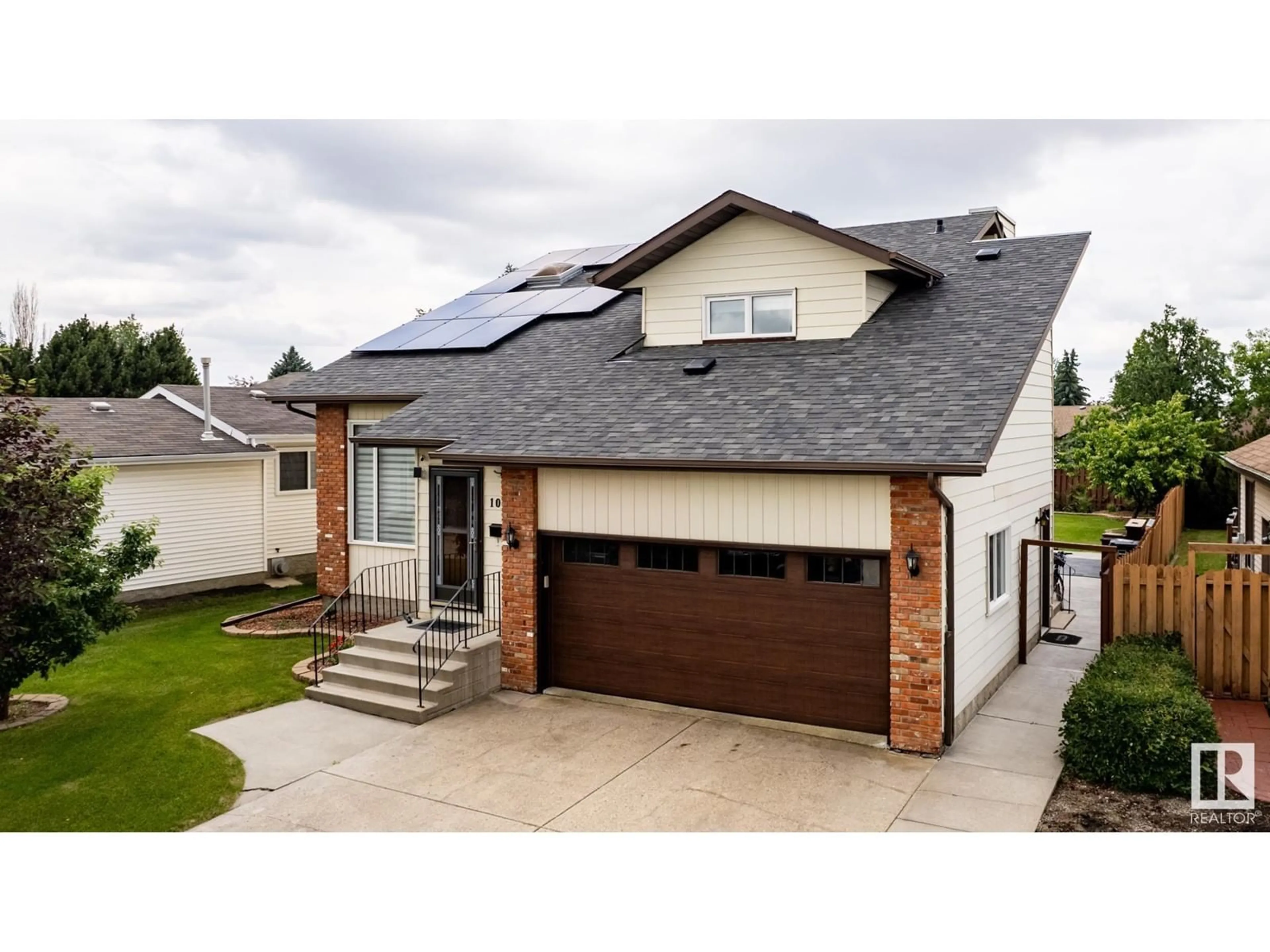 Frontside or backside of a home for 10644 10 AV NW, Edmonton Alberta T6J6H1