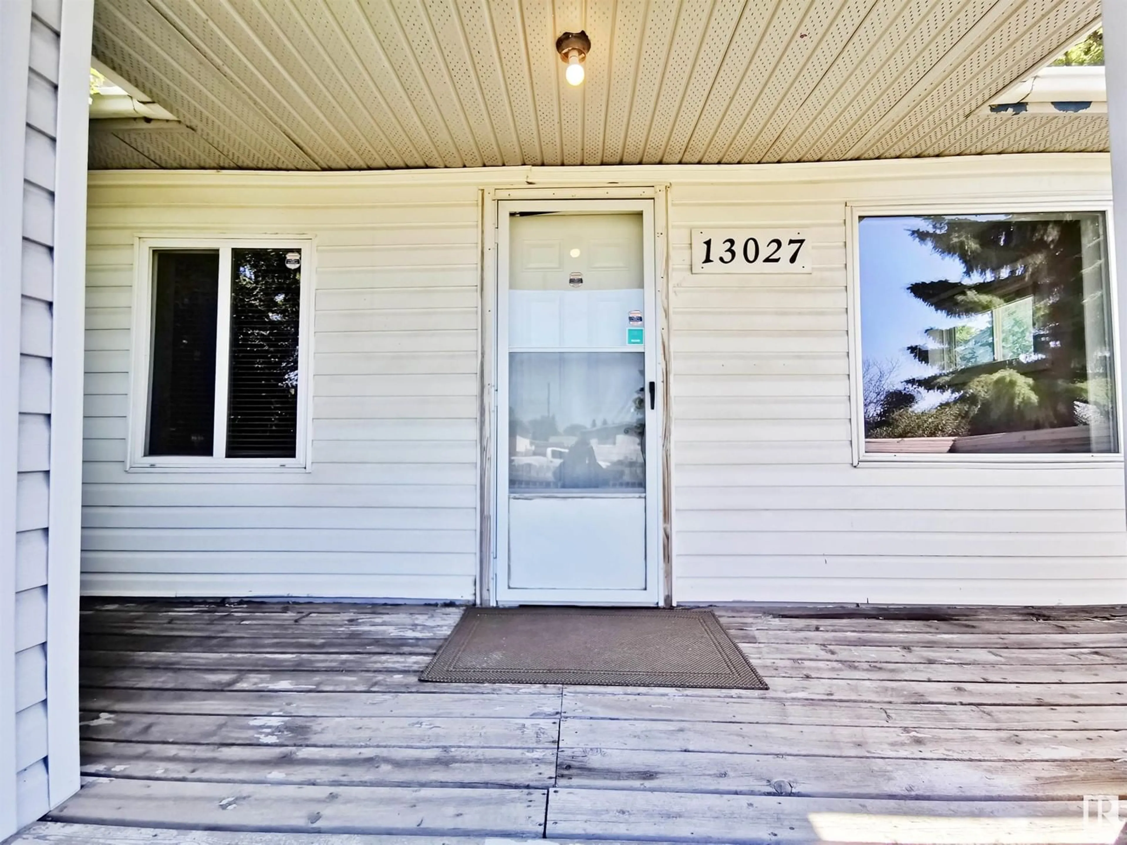 Indoor entryway for 13027 66 ST NW, Edmonton Alberta T5C0A7