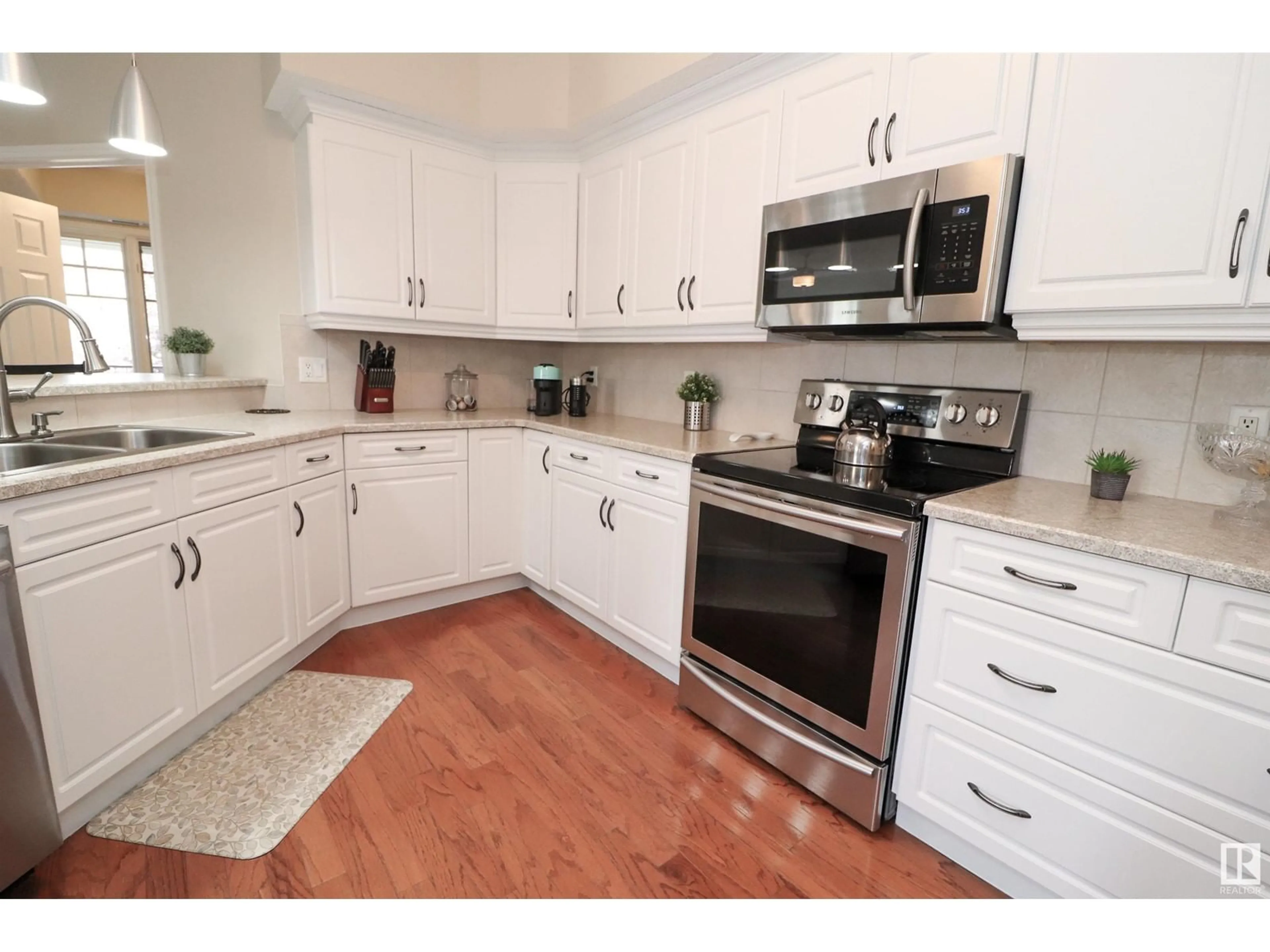 Standard kitchen for #303 9803 96A ST NW, Edmonton Alberta T6A4A5