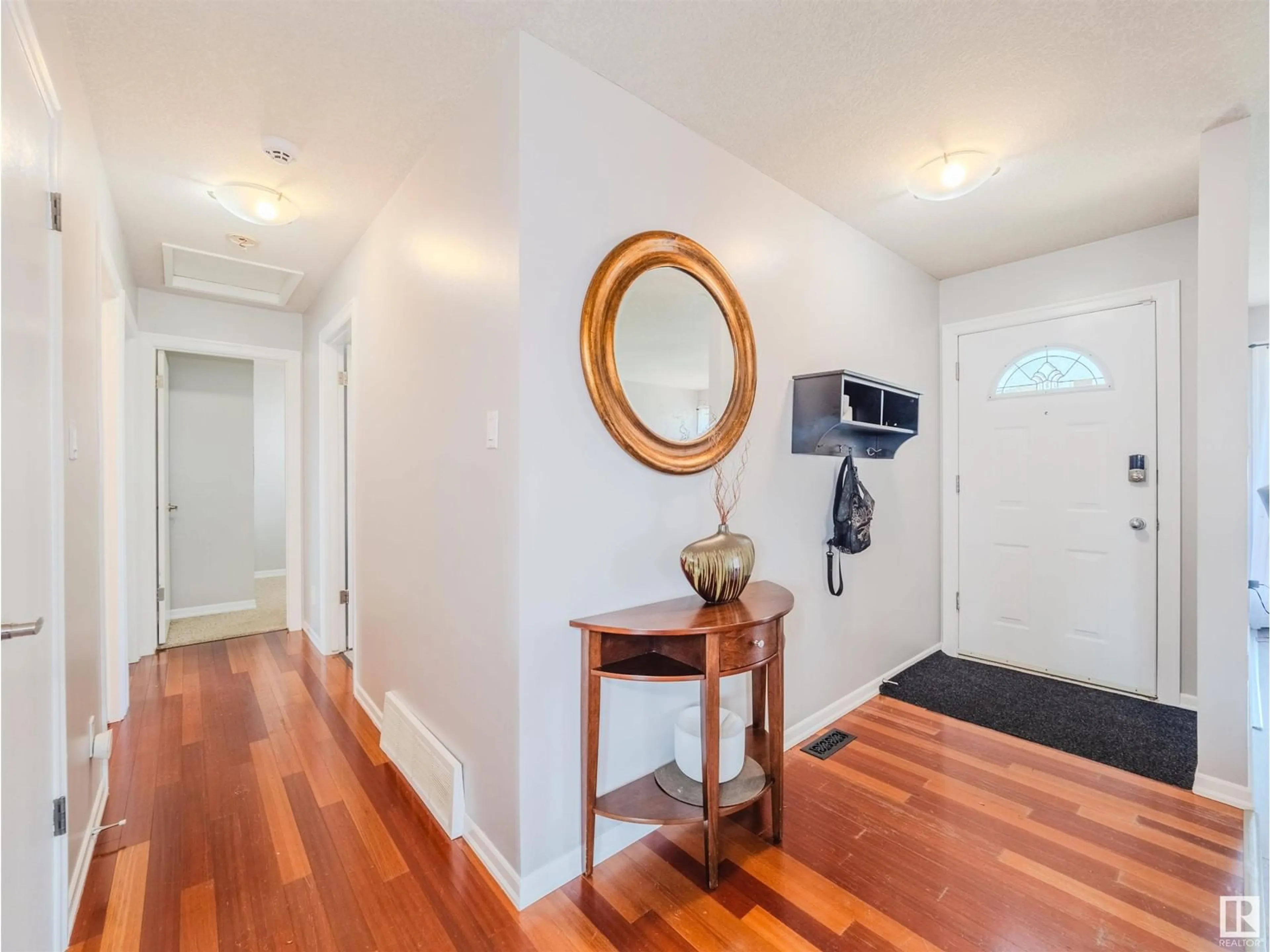 Indoor entryway for 2111 140 AV NW, Edmonton Alberta T5Y1R3