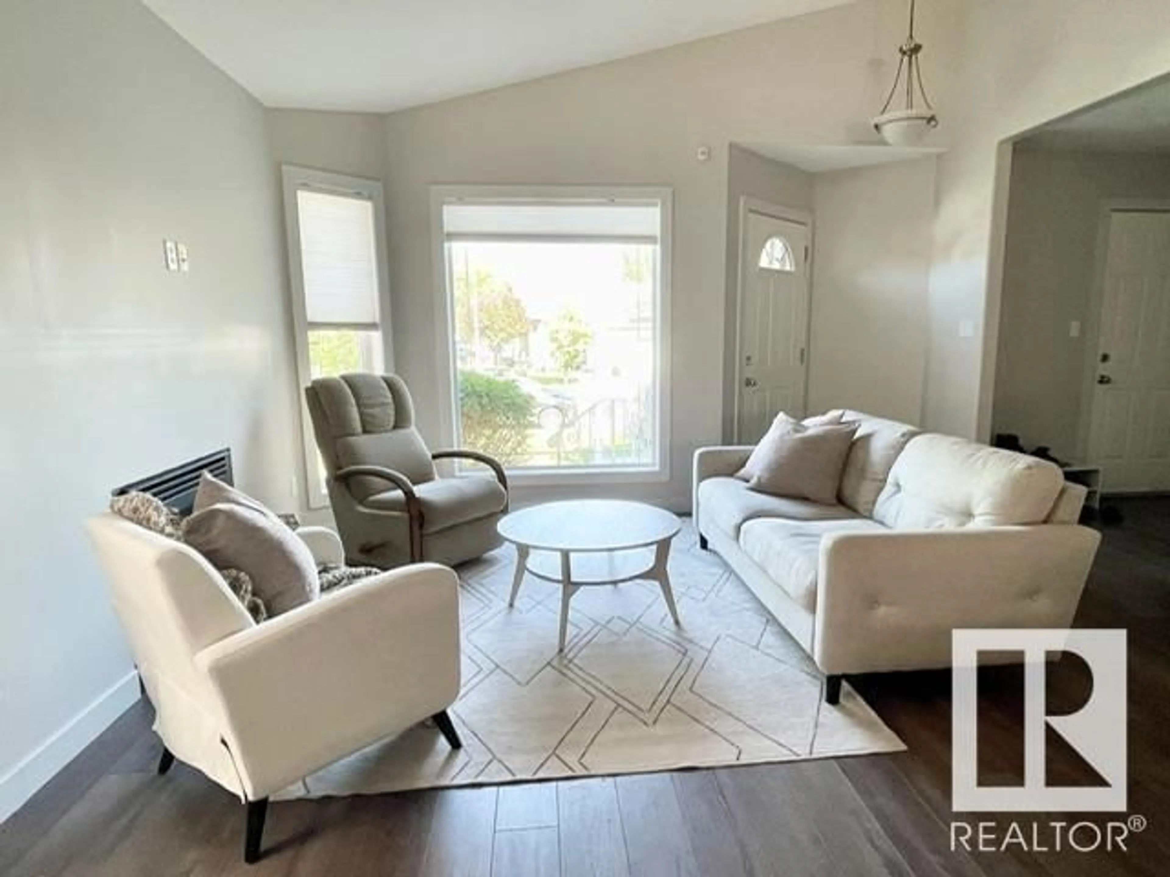 Living room for 72 DECHENE RD NW, Edmonton Alberta T6M2S4