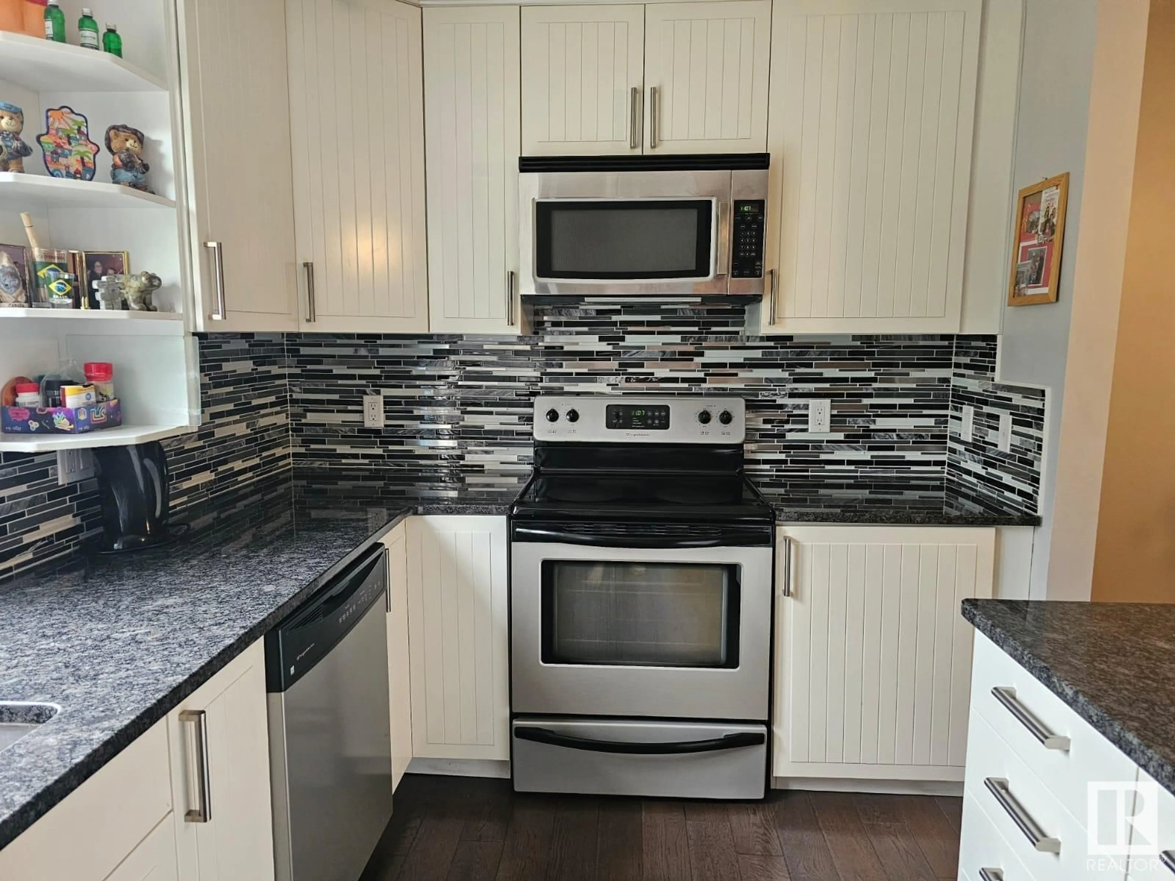 Standard kitchen for 17086 67 AV NW, Edmonton Alberta T5Y1Y8