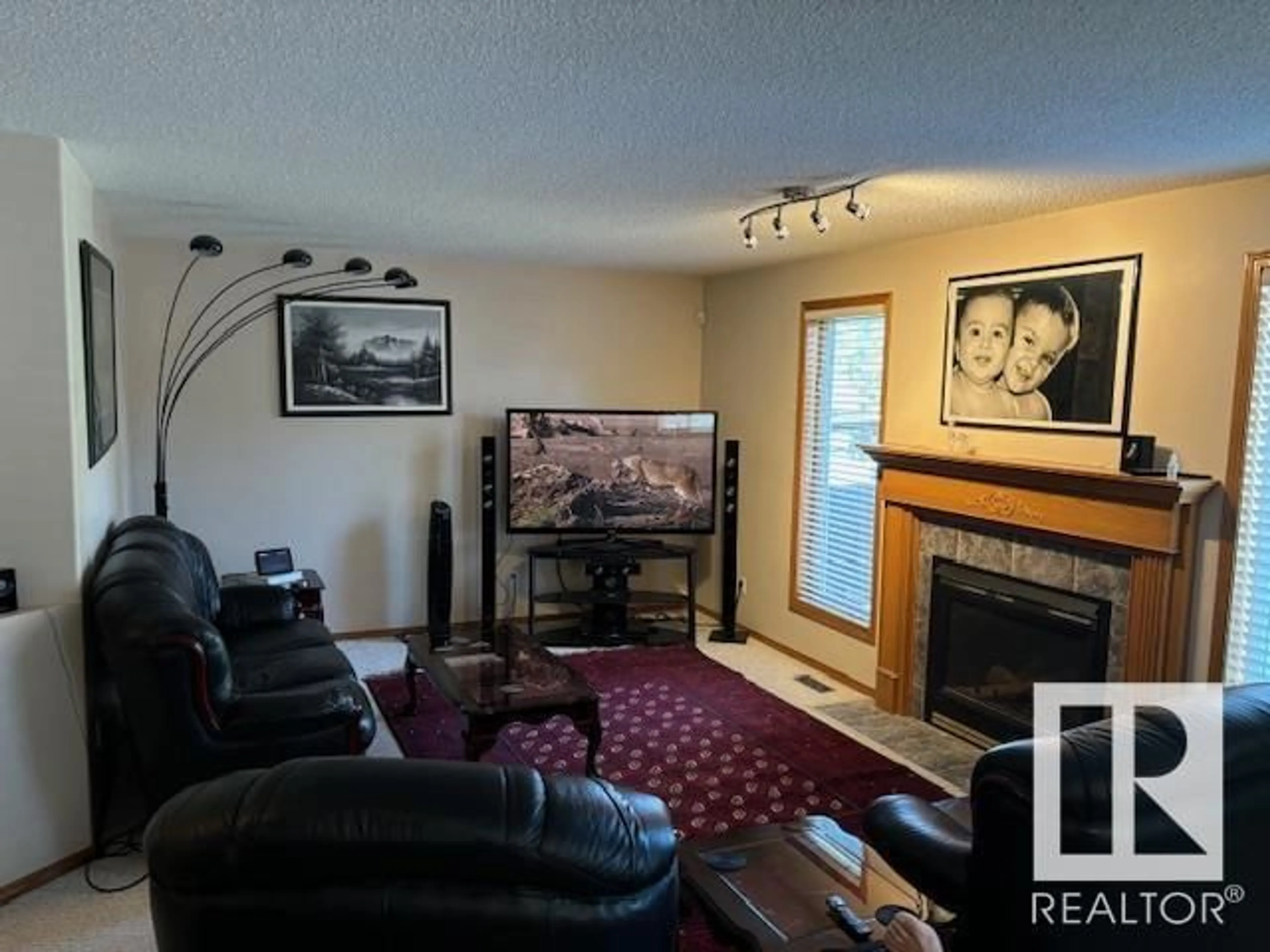 Living room for 18524 50 AV NW, Edmonton Alberta T6M2R3