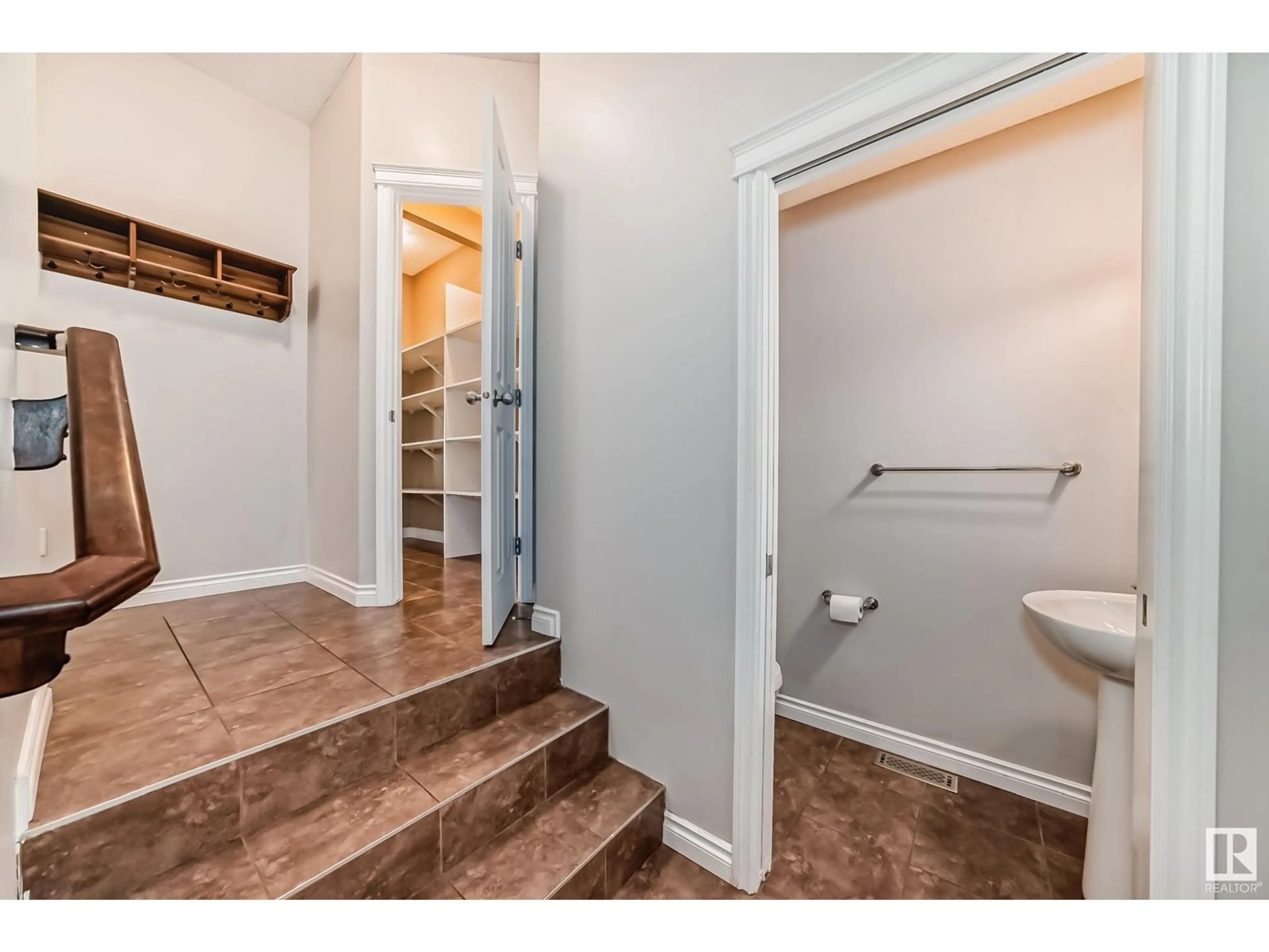 Indoor entryway for 9283 210 ST NW, Edmonton Alberta T5T6Z3