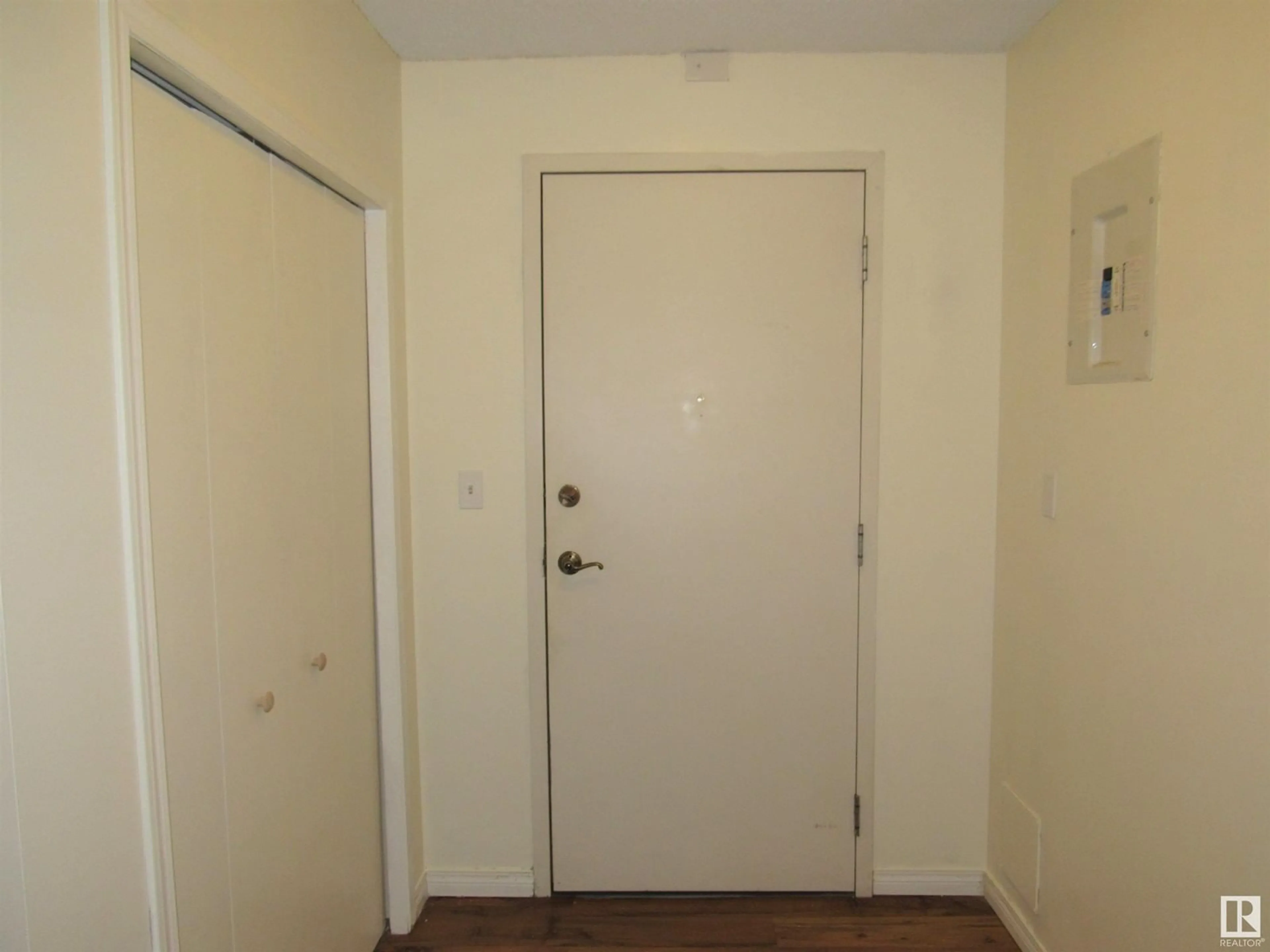 Indoor entryway for #1209 10145 109 ST NW, Edmonton Alberta T5J3M5