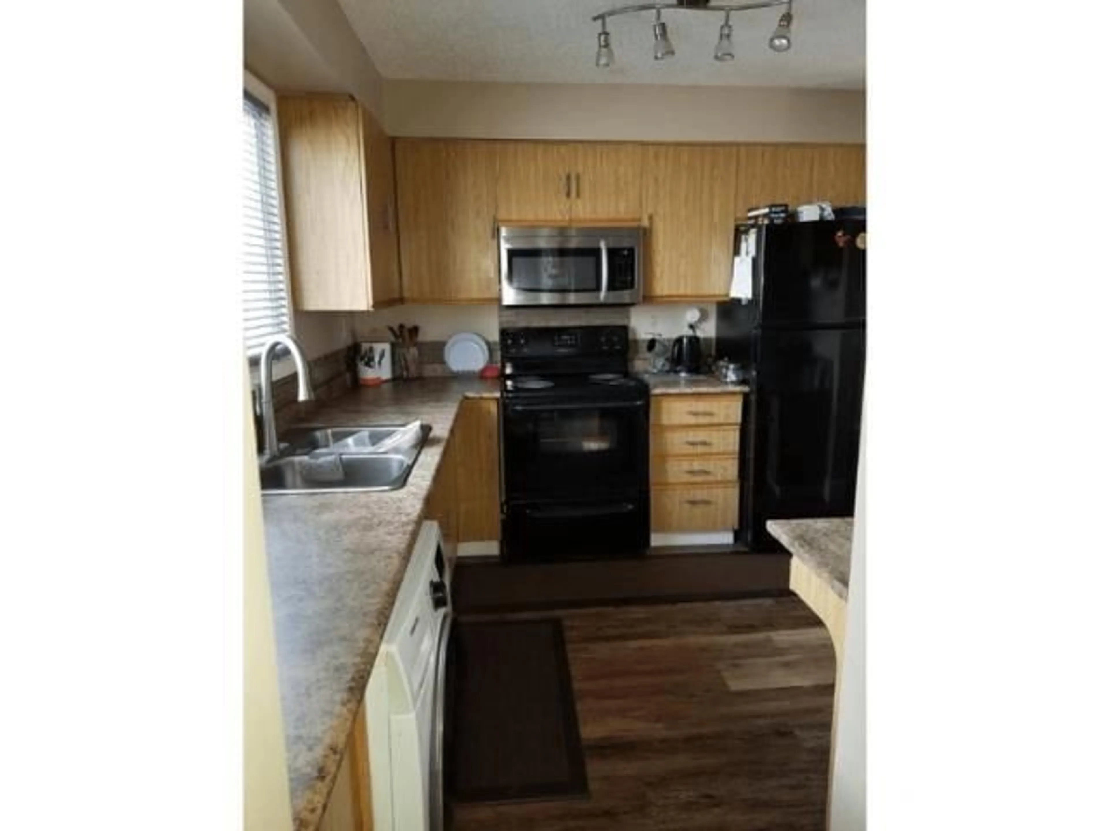 Standard kitchen for #13 1415 62 St NW, Edmonton Alberta T6L4K1