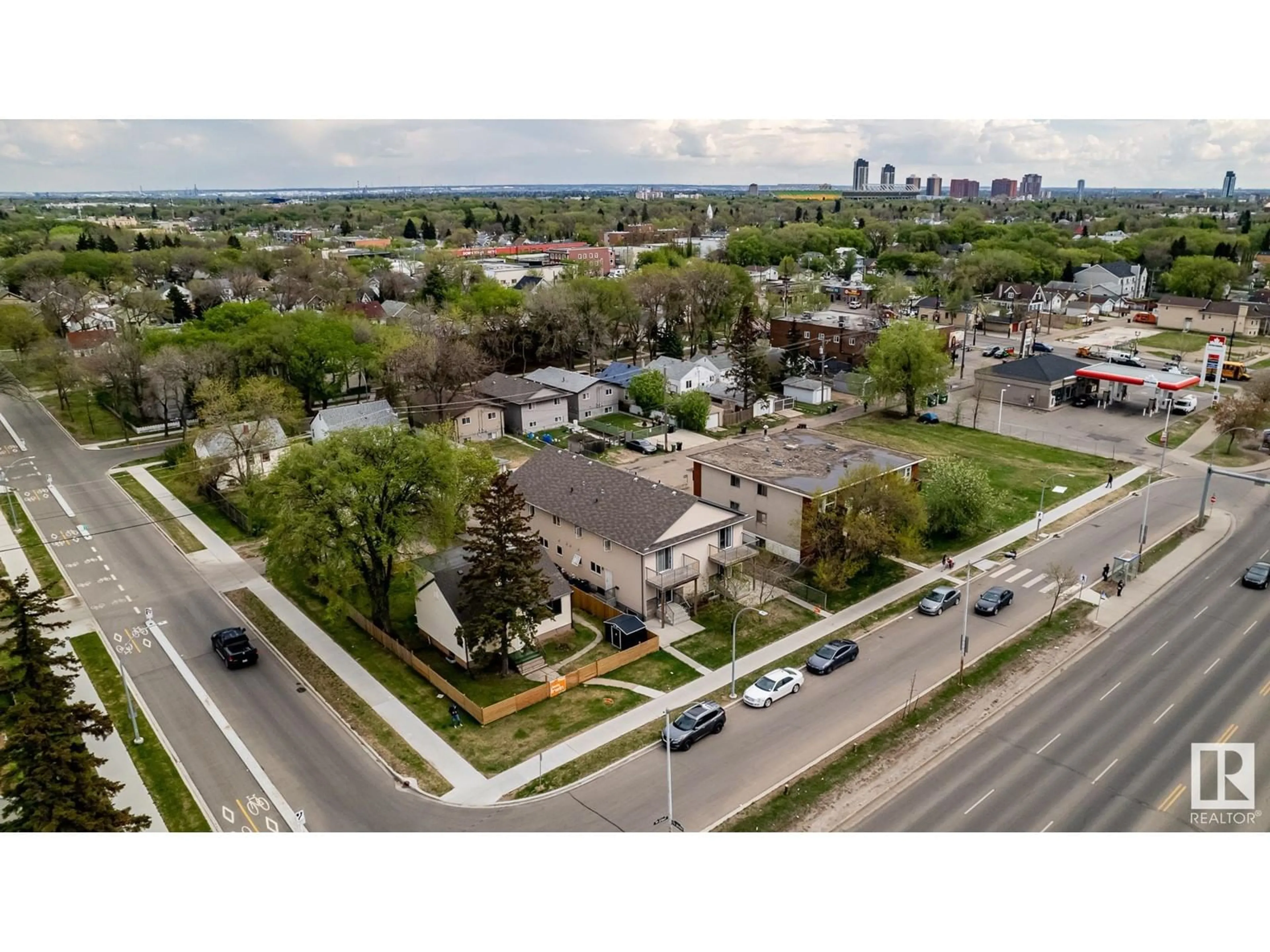 A pic from exterior of the house or condo, the street view for 11841 97 ST NW, Edmonton Alberta T5G1Y4