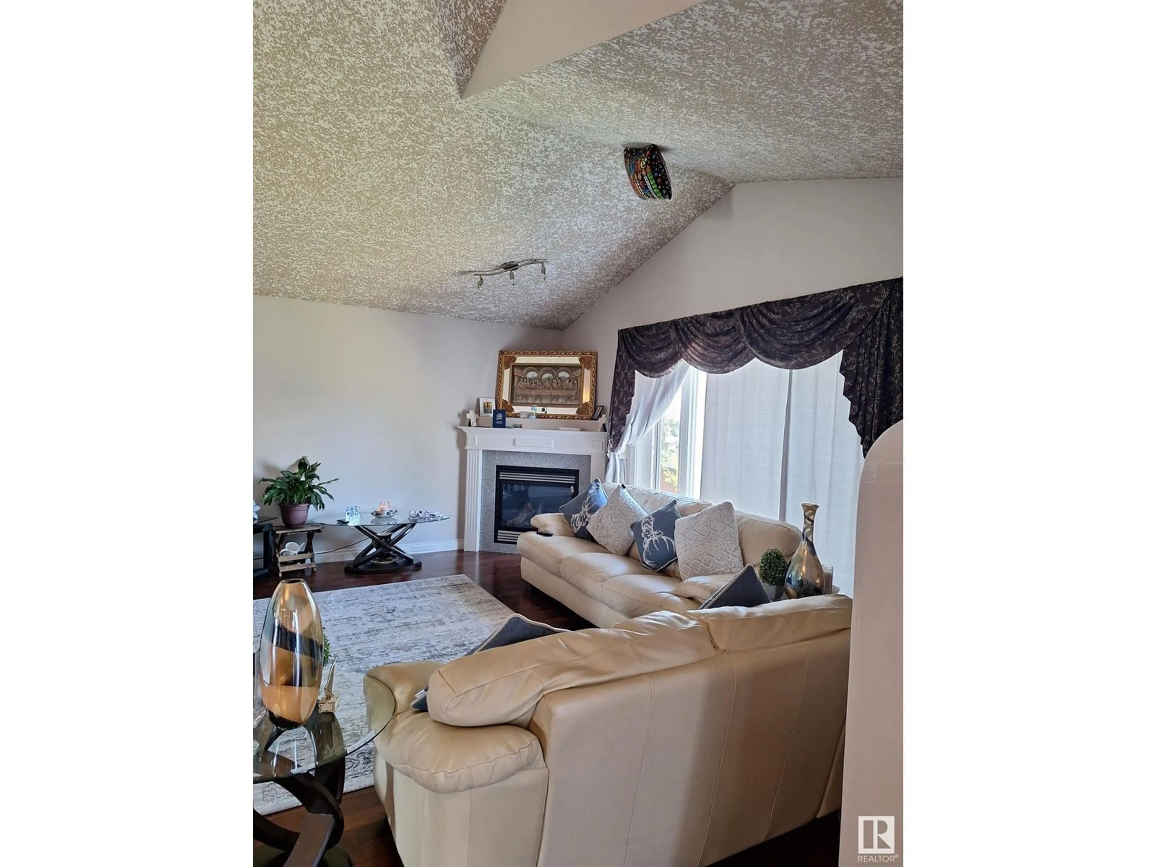 Living room for 13412 161 AV NW, Edmonton Alberta T6V0B9
