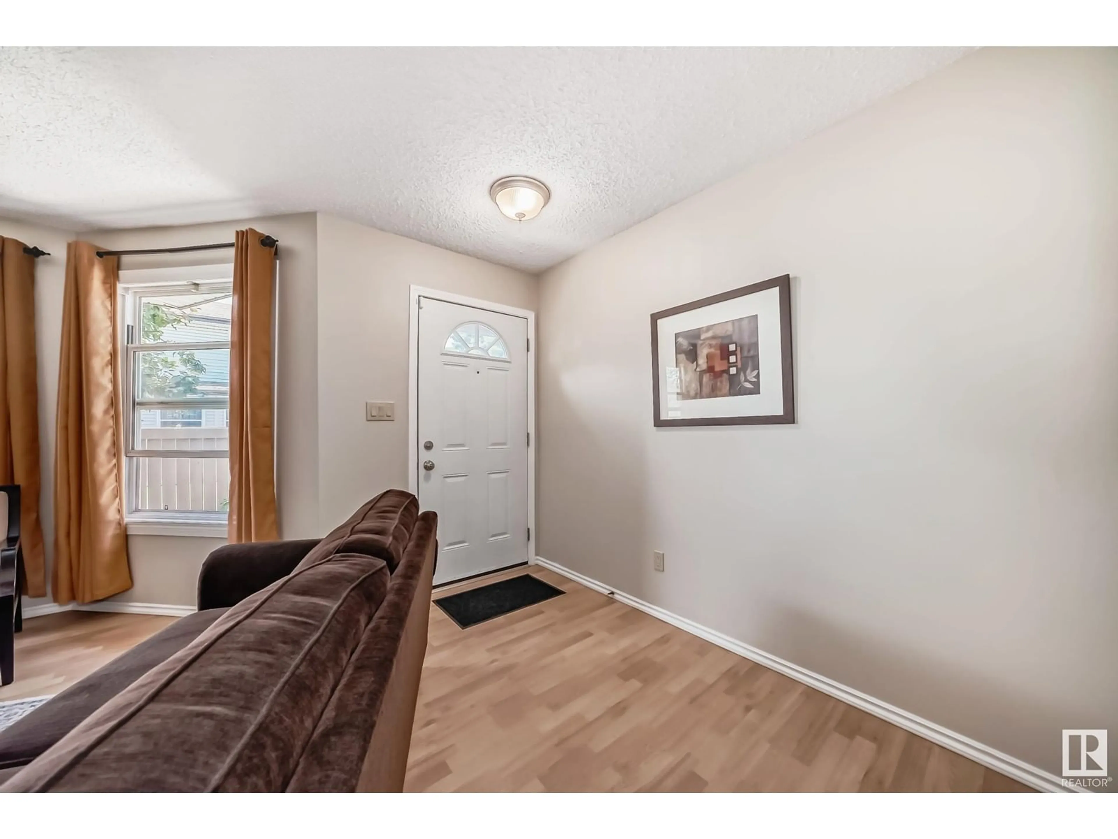 Indoor entryway for 10469 24 AV NW, Edmonton Alberta T6J4S2