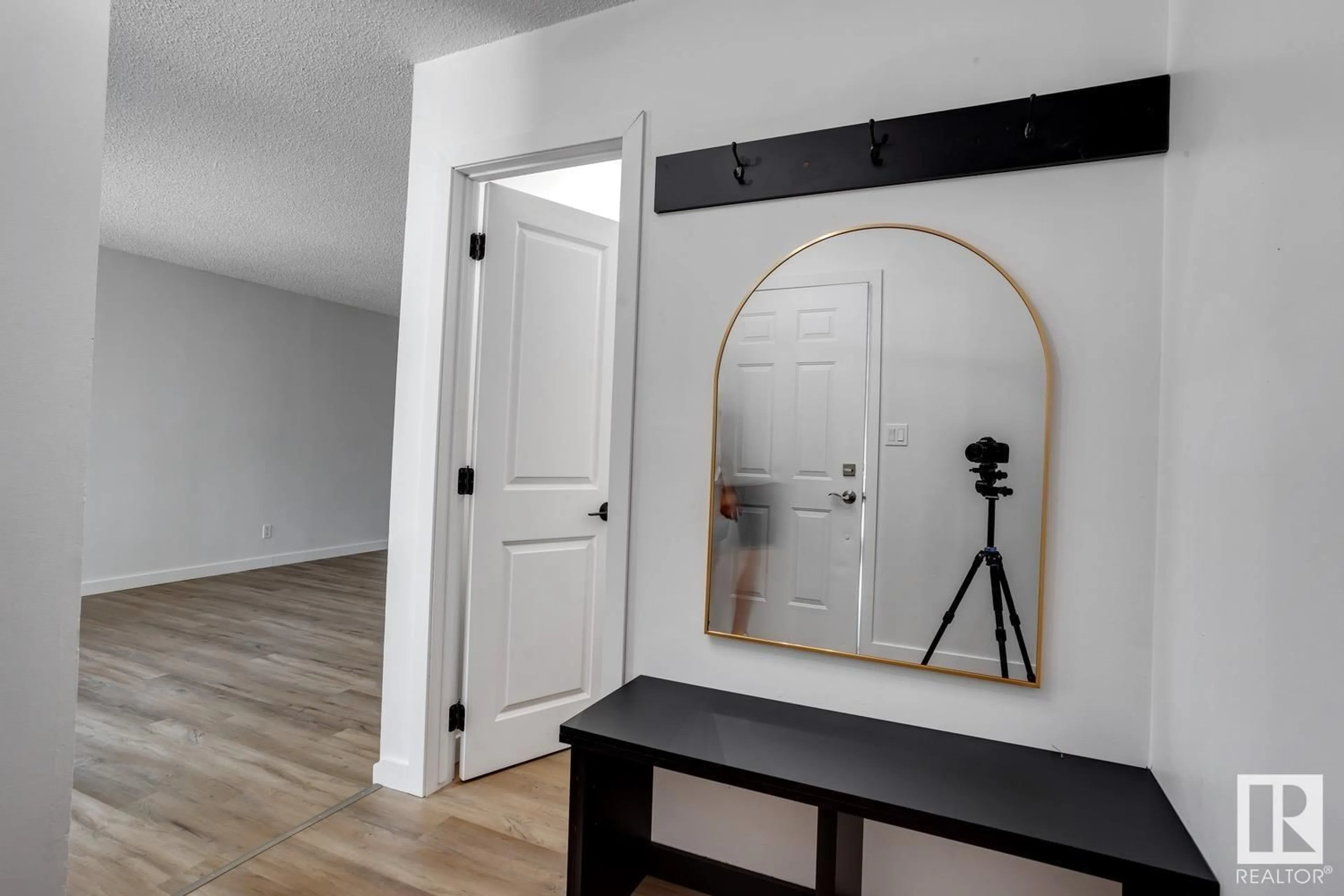 Indoor entryway for 6354 184 ST NW, Edmonton Alberta T5T2N8