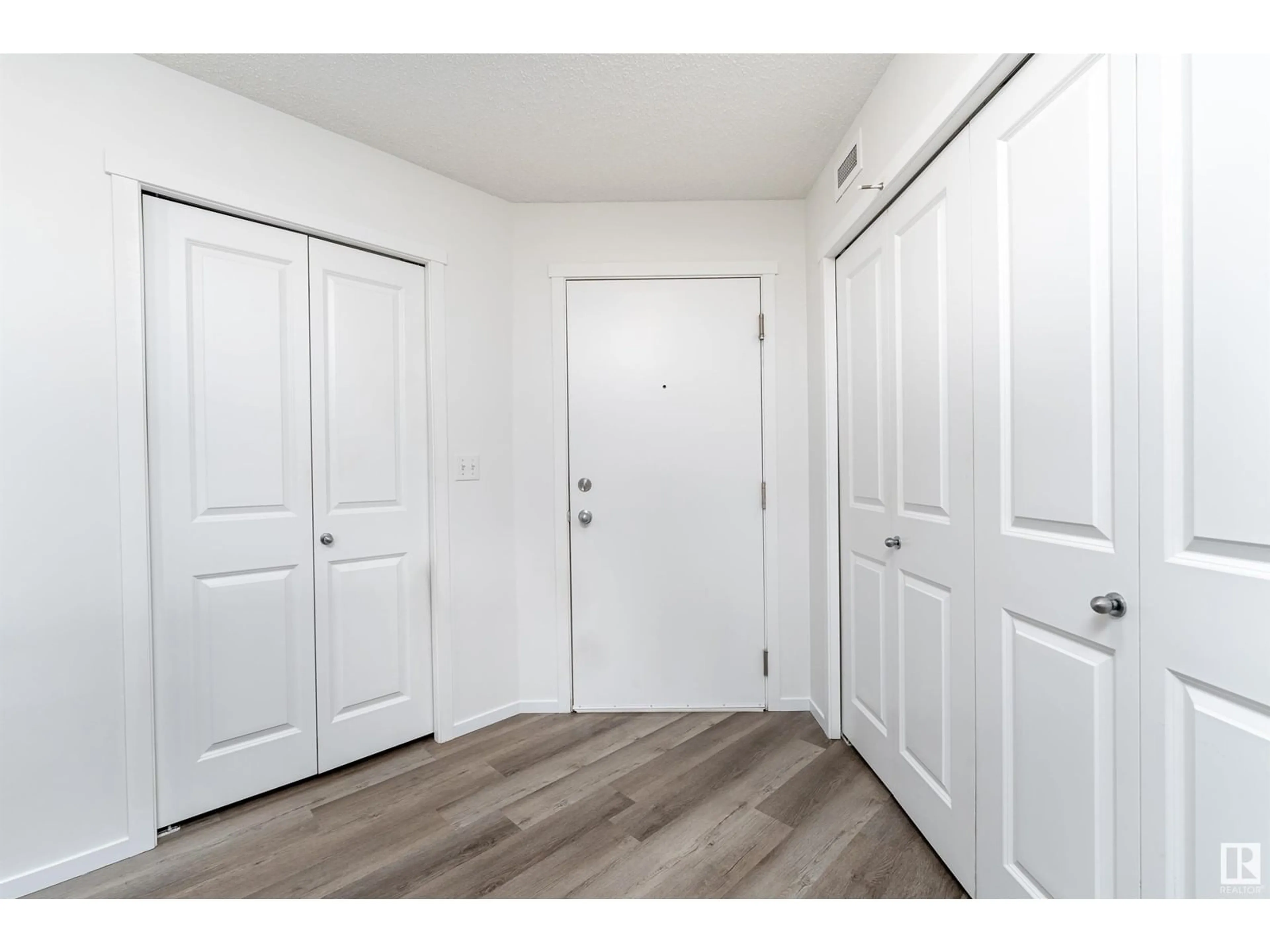 Indoor entryway for #113 1510 WATT DR SW, Edmonton Alberta T6X2E6