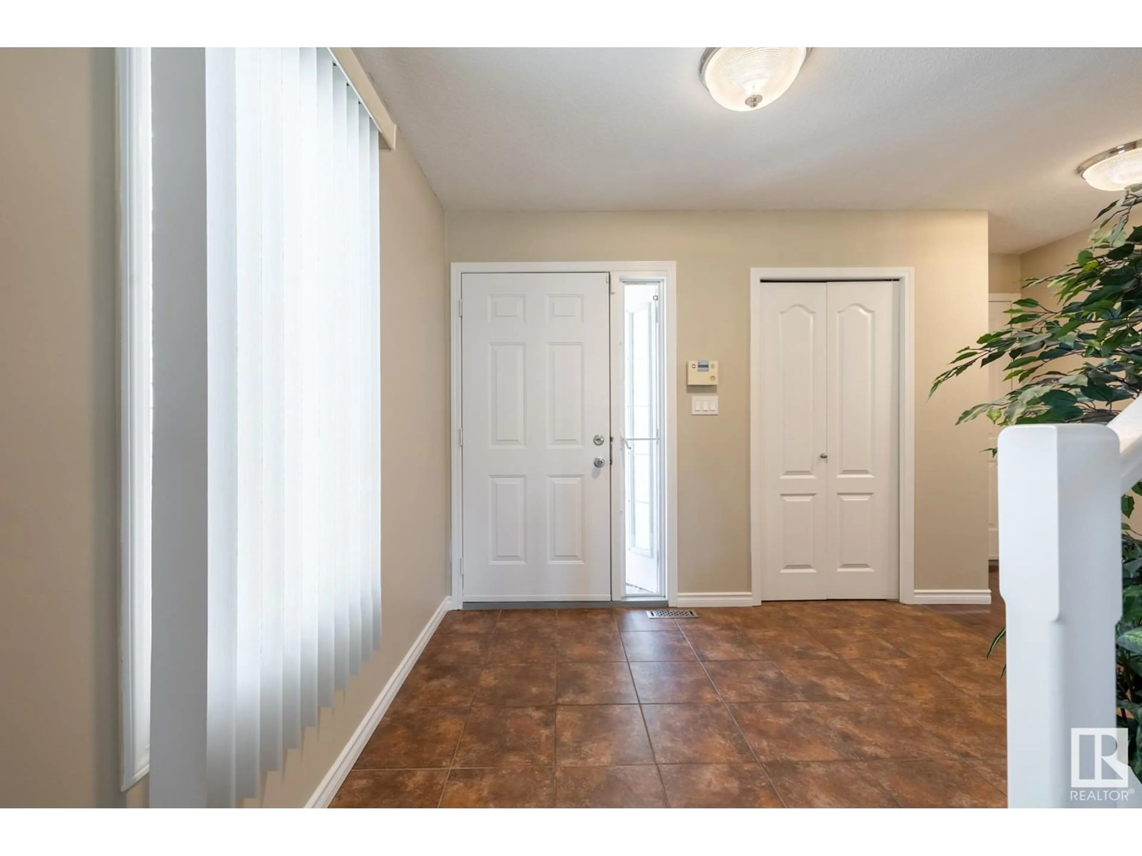 Indoor entryway for 13509 141A AV NW, Edmonton Alberta T6V1W5